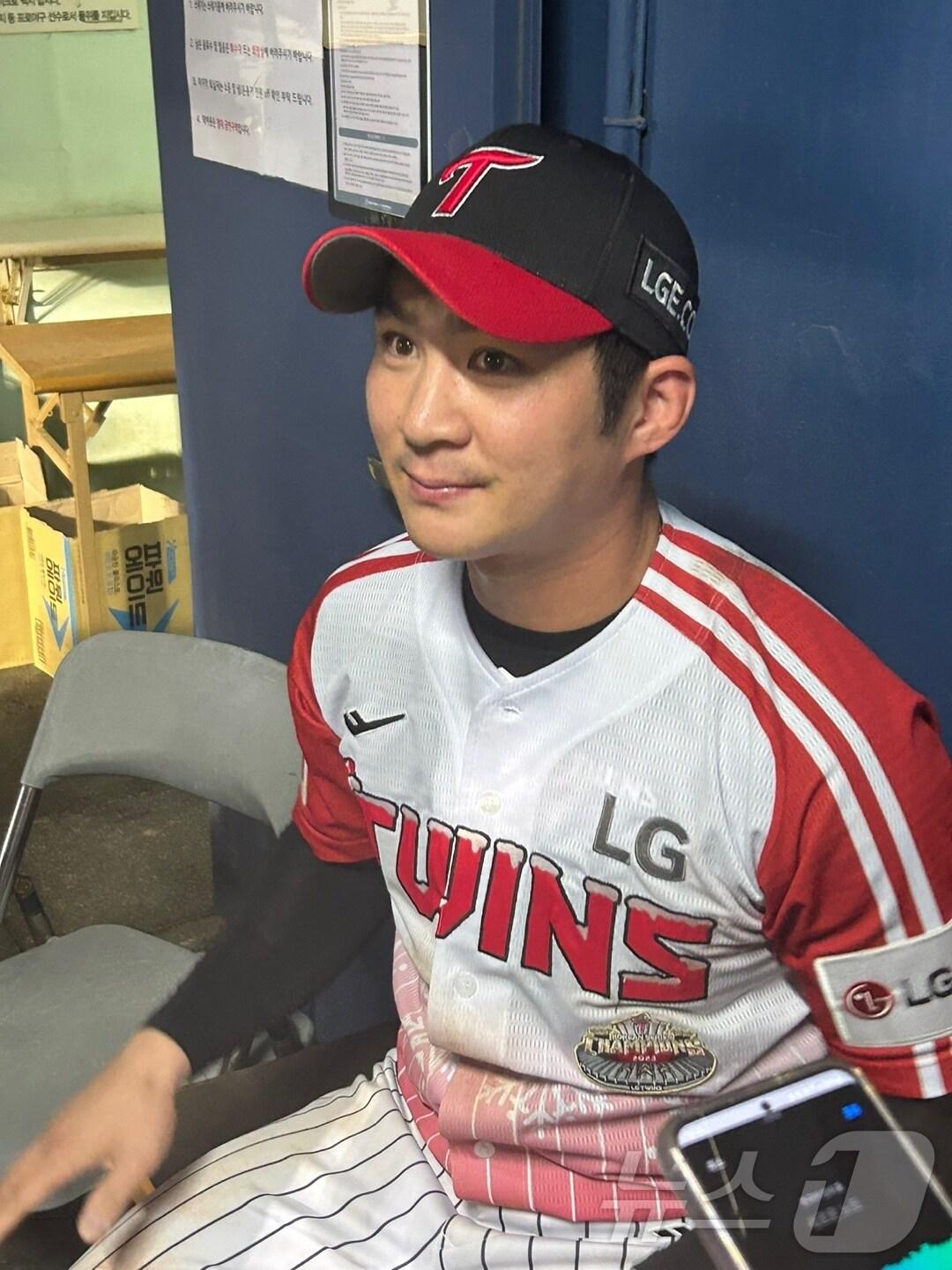 본문 이미지 - LG 트윈스 내야수 오지환이 16일 서울 잠실구장에서 열린 SSG 랜더스전에서 모처럼 공수에서 맹활약한 뒤 수훈 선수 인터뷰를 하고 있다. 2024.7.17/뉴스1 ⓒ News1 문대현 기자