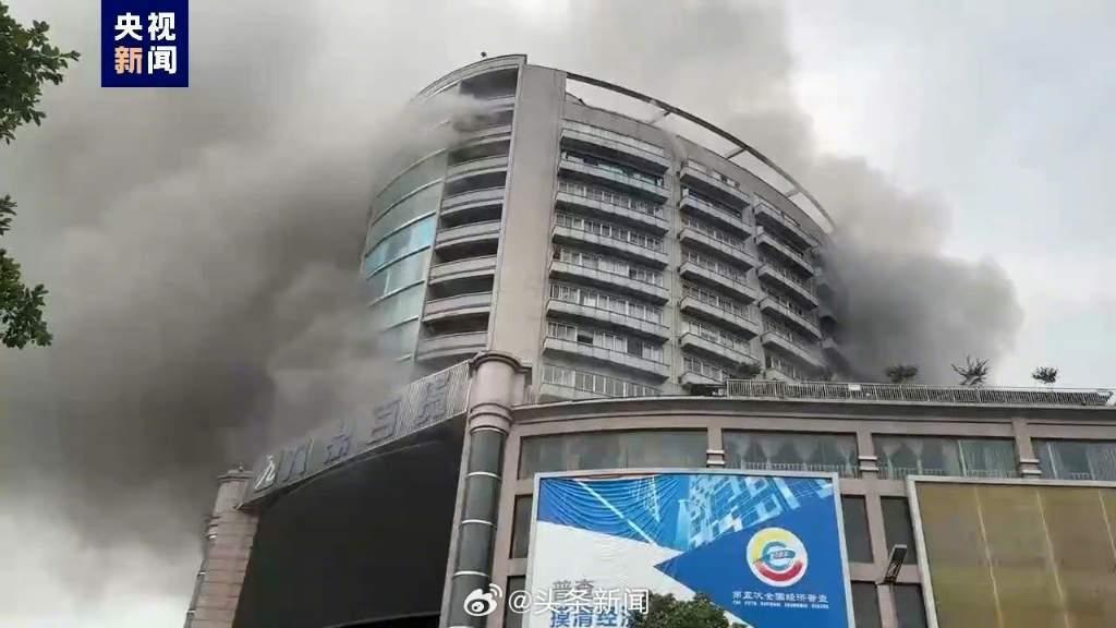 본문 이미지 - 17일 중국 쓰촨성 쯔궁시 소재 한 백화점에서 화재가 발생했다. (출처 : 웨이보) 2024.07.17/뉴스1 