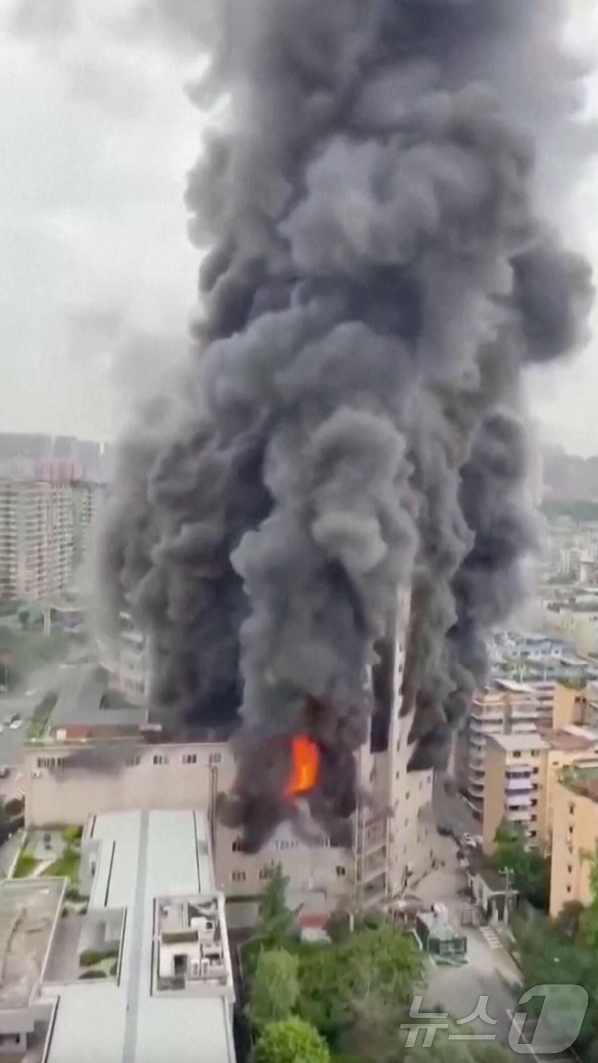 본문 이미지 - 17일(현지시간) 로이터 통신이 입수한 사진으로 같은 날 오후 6시 11분쯤 중국 쓰촨성 쯔궁시의 한 백화점에서 불이 나 연기가 피어오르고 있다. 이 화재로 현재까지 최소 6명이 숨졌다고 중국 국영 CCTV가 보도했다. 2024.07.17. ⓒ 로이터=뉴스1 ⓒ News1 장시온 기자