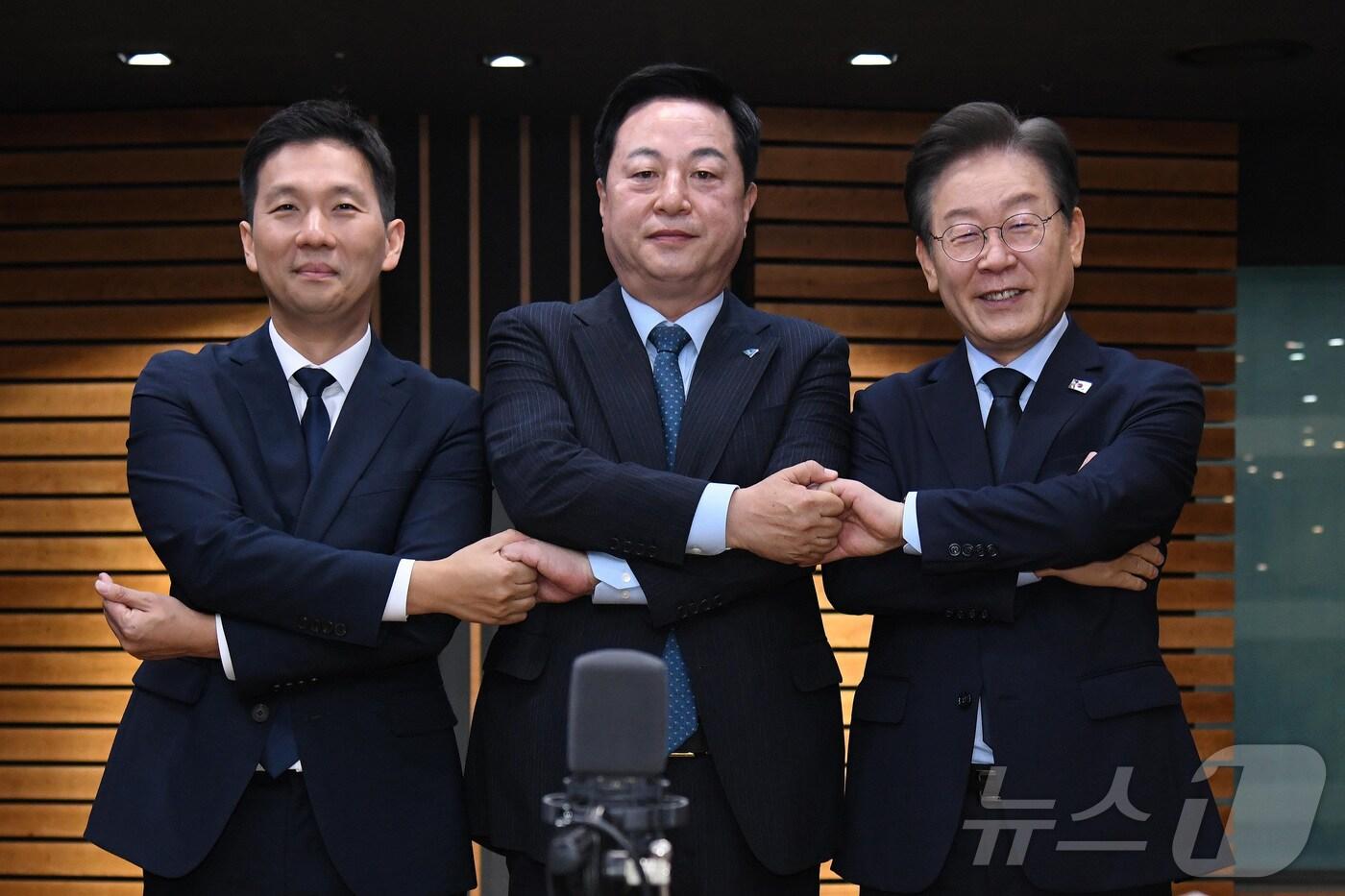 본문 이미지 - 김지수(왼쪽부터), 김두관, 이재명 더불어민주당 당대표 후보가 18일 오전 서울 양천구 CBS 사옥에서 열린 ‘CBS 김현정의 뉴스쇼 특집’ 더불어민주당 당대표 후보자 토론회에 앞서 기념 촬영을 하고 있다. 2024.7.18/뉴스1 ⓒ News1 국회사진취재단