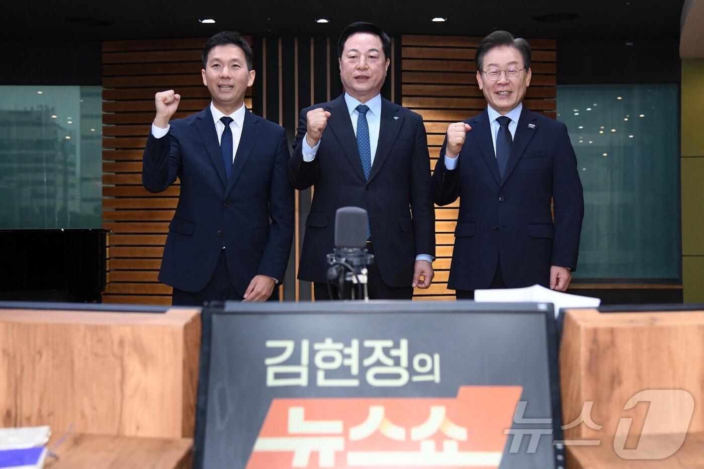 김지수(왼쪽부터), 김두관, 이재명 더불어민주당 당대표 후보가 18일 오전 서울 양천구 CBS 사옥에서 열린 ‘CBS 김현정의 뉴스쇼 특집’ 더불어민주당 당대표 후보자 토론회에 앞서 기념 촬영을 하고 있다. 2024.7.18/뉴스1 ⓒ News1 국회사진취재단