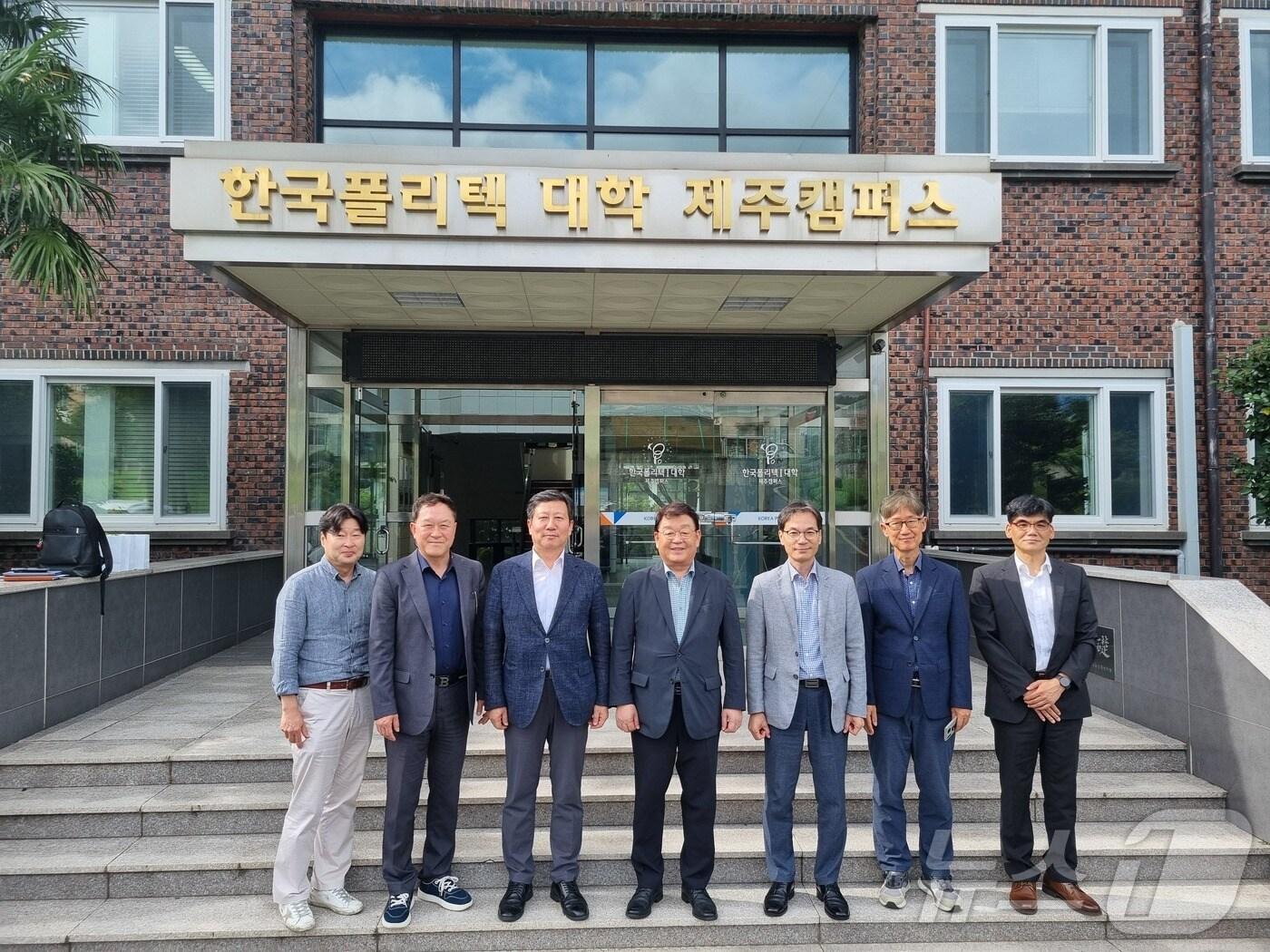 본문 이미지 - 박성효 소상공인시장진흥공단 이사장이 한국폴리텍대학 제주캠퍼스를 방문하여 협력사업 추진현황을 점검했다.(소상공인시장진흥공단 제공)