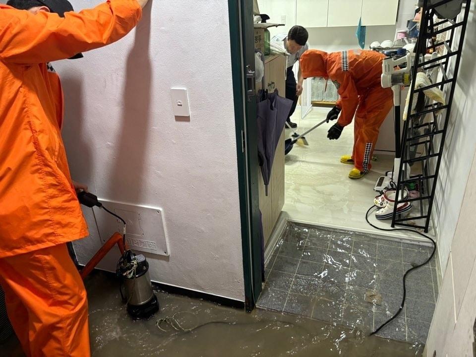 본문 이미지 - 18일 오전 6시 1분쯤 경기 고양시 일산서구 대화동 한 반지하 가구가 폭우로 침수돼 신고를 받고 출동한 소방 당국이 배수 작업을 벌이고 있다. 인명 피해는 없었다. &#40;경기도소방재난본부 제공&#41; 2024.7.18/뉴스1 ⓒ News1 김기현 기자