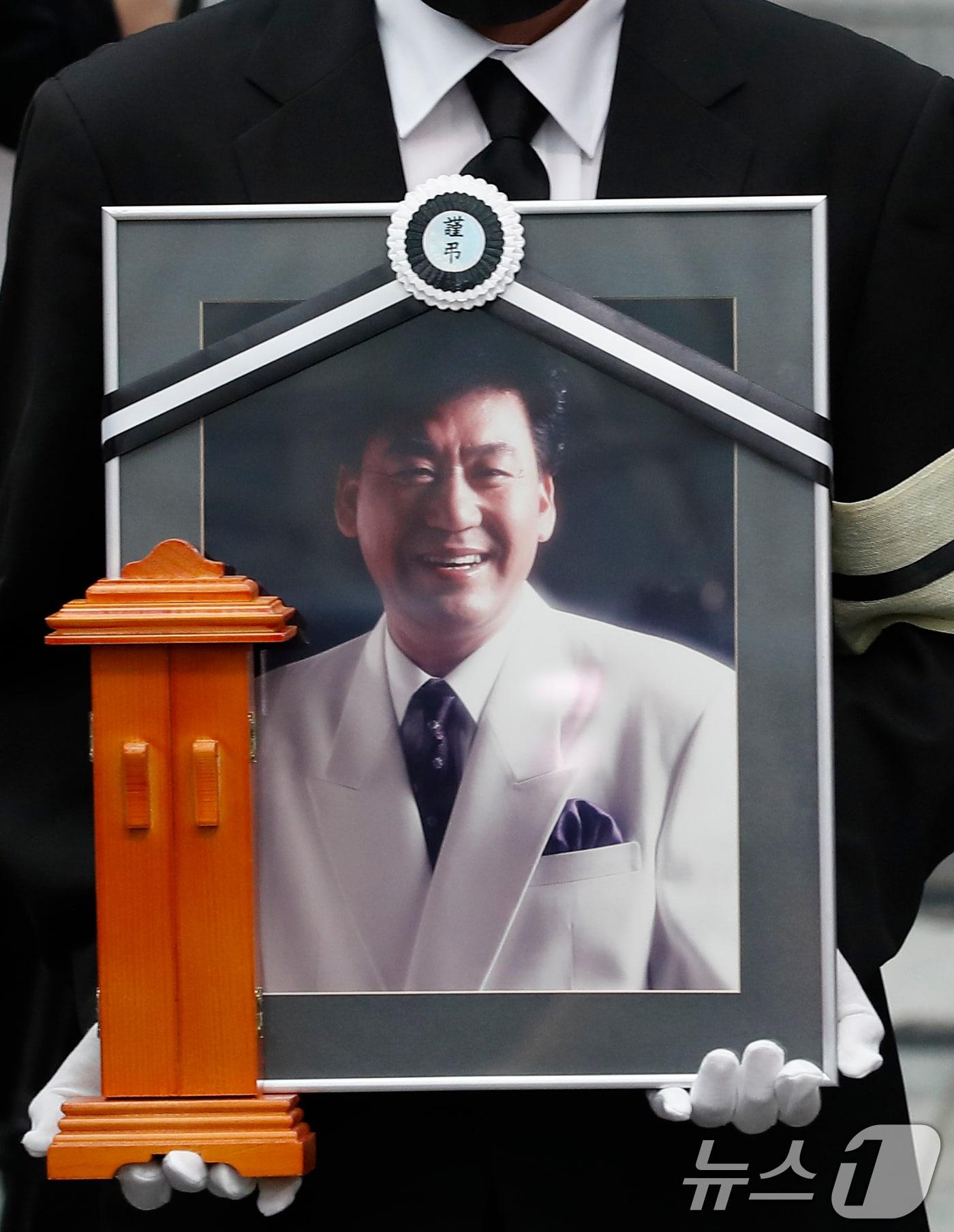 가수 고&#40;故&#41; 현철&#40;본명 강상수&#41;의 발인식이 18일 서울 송파구 서울아산병원 장례식장에서 진행됐다.  2024.7.18/뉴스1 ⓒ News1 권현진 기자