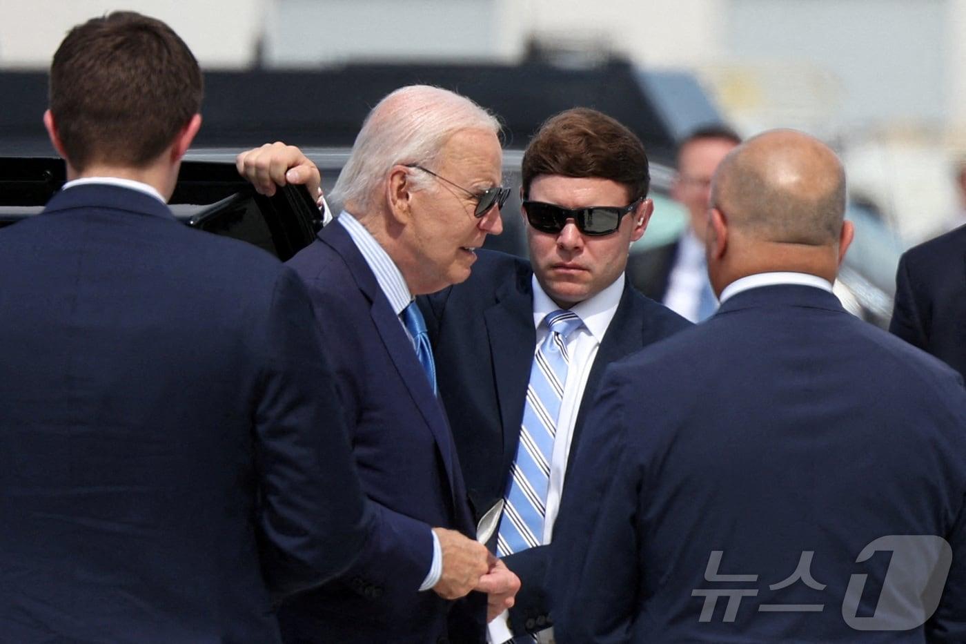 본문 이미지 - 17일(현지시간) 조 바이든 미국 대통령이 네바다주 라스베이거스의 해리 리드 국제공항에서 전용기 탑승을 위해 이동하고 있다. 바이든 대통령은 이날 코로나 양성 판정을 받고 격리 중이다. 2024.07.17. ⓒ 로이터=뉴스1 ⓒ News1 장시온 기자