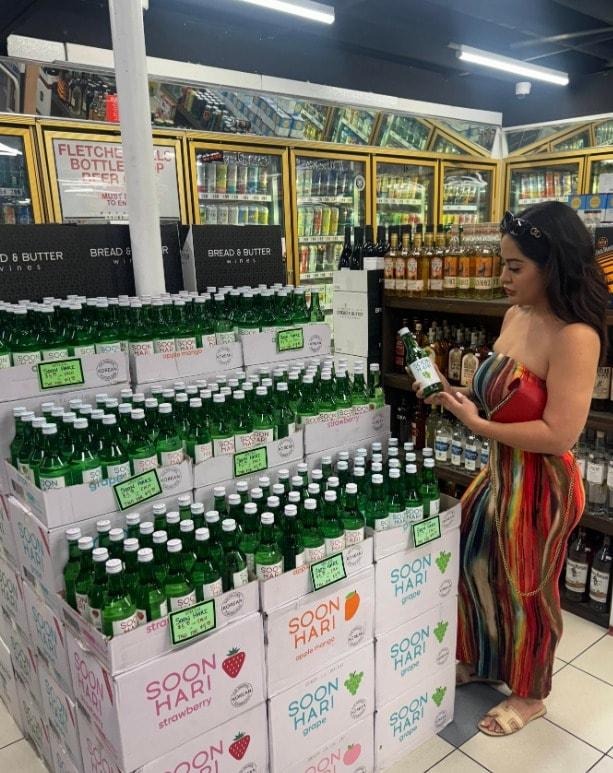 본문 이미지 - 미국 캘리포니아 앨 커혼의 주류 전문 판매점에서 현지 소비자가 순하리를 살펴보고 있는 모습. (롯데칠성음료 제공)