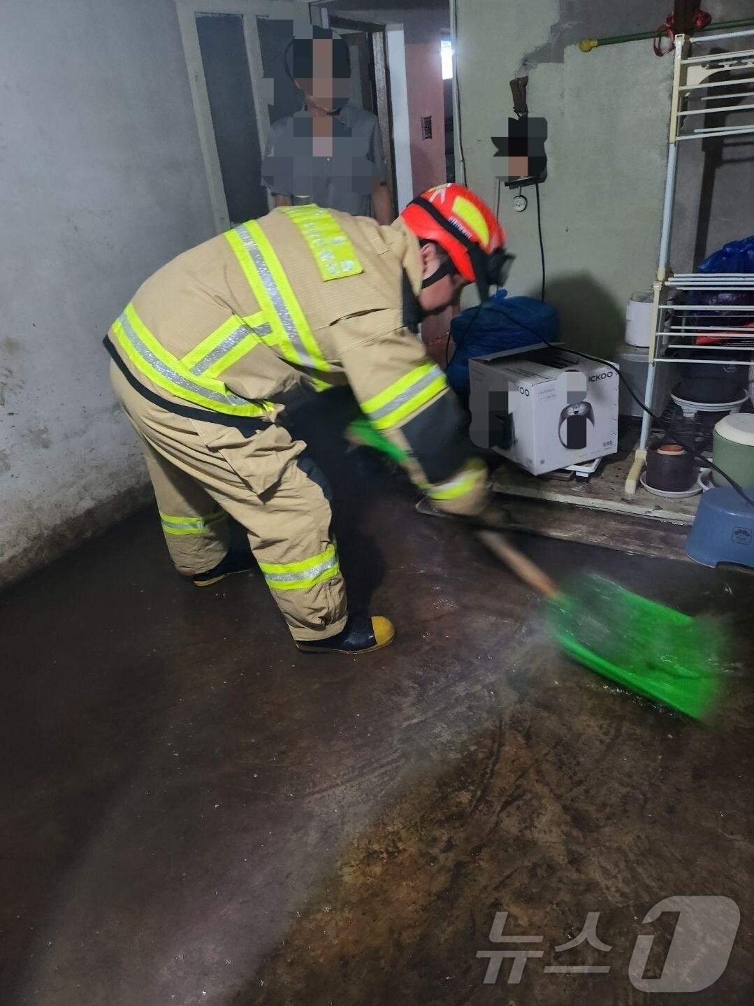 본문 이미지 -  강원 철원 갈말읍 지하 침수 현장.(강원도소방본부 제공)