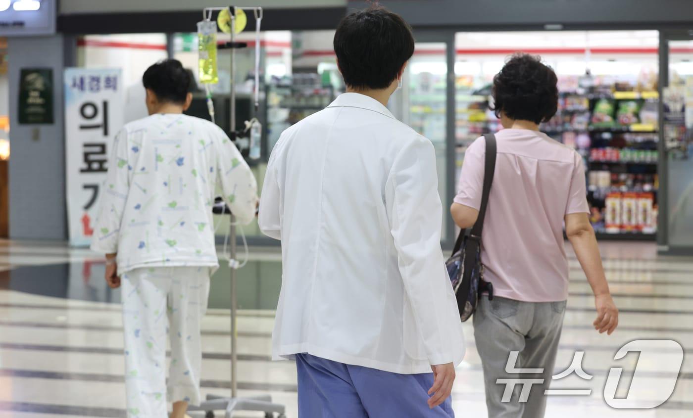 본문 이미지 - 18일 서울 한 대학병원에서 환자와 보호자, 의료진이 이동하고 있다. 2024.7.18/뉴스1 ⓒ News1 김명섭 기자