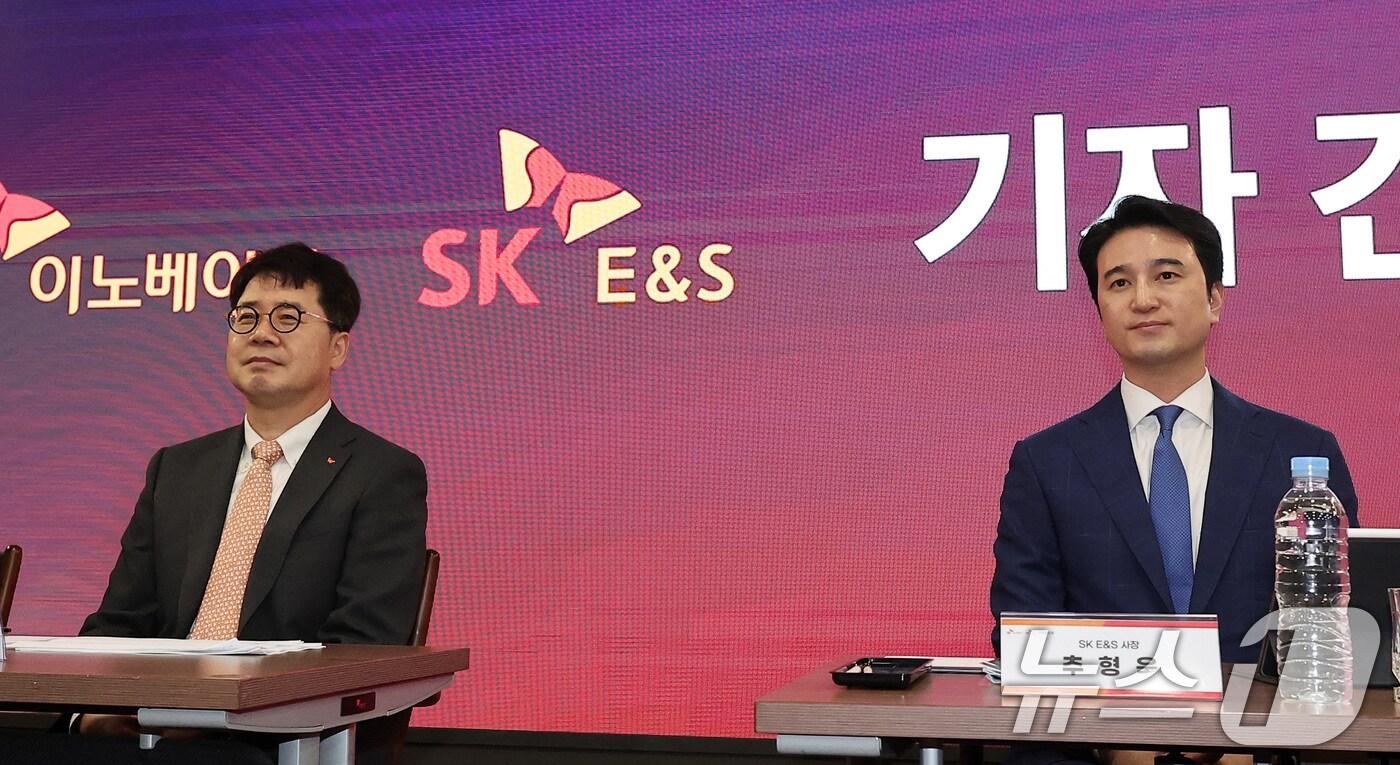 박상규 SK이노베이션 사장&#40;왼쪽&#41;과 추형욱 SK E&S 사장이 18일 오전 서울 종로구 SK 서린빌딩에서 열린 SK이노베이션-SK E&S 합병 관련 기자간담회에 착석해 있다. 2024.7.18/뉴스1 ⓒ News1 김성진 기자