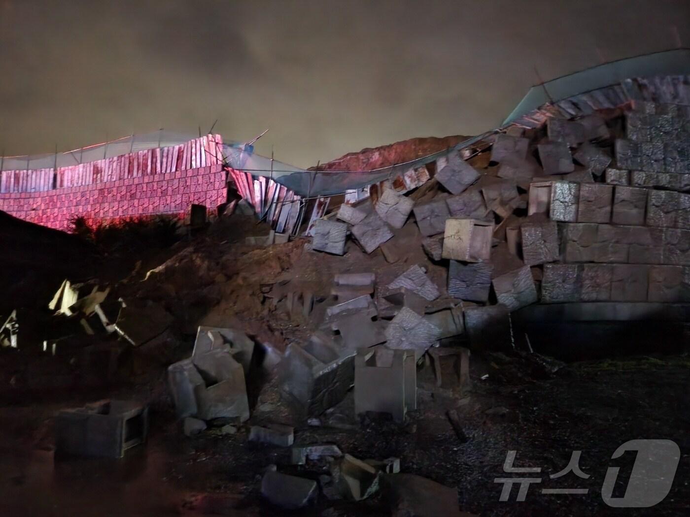 본문 이미지 - 경기 양주시 백석읍 기산리 주택가 옹벽 붕괴 사고. (사진=경기도북부소방재난본부).