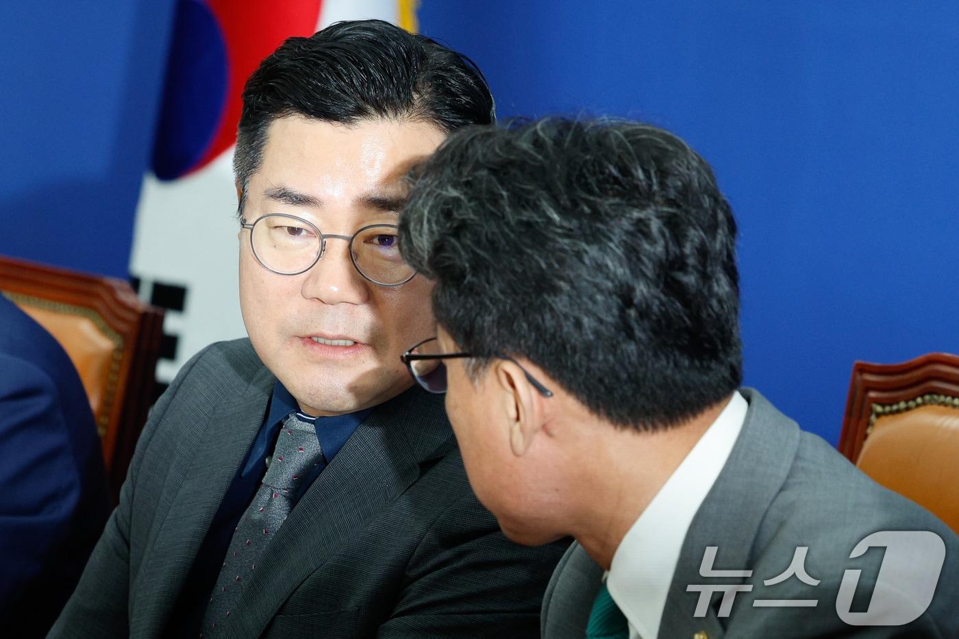 박찬대 더불어민주당 대표 직무대행 겸 원내대표(왼쪽)와 진성준 정책위의장이 18일 오전 서울 여의도 국회에서 열린 정책조정회의에 참석해 대화하고 있다. 2024.7.18/뉴스1 ⓒ News1 안은나 기자