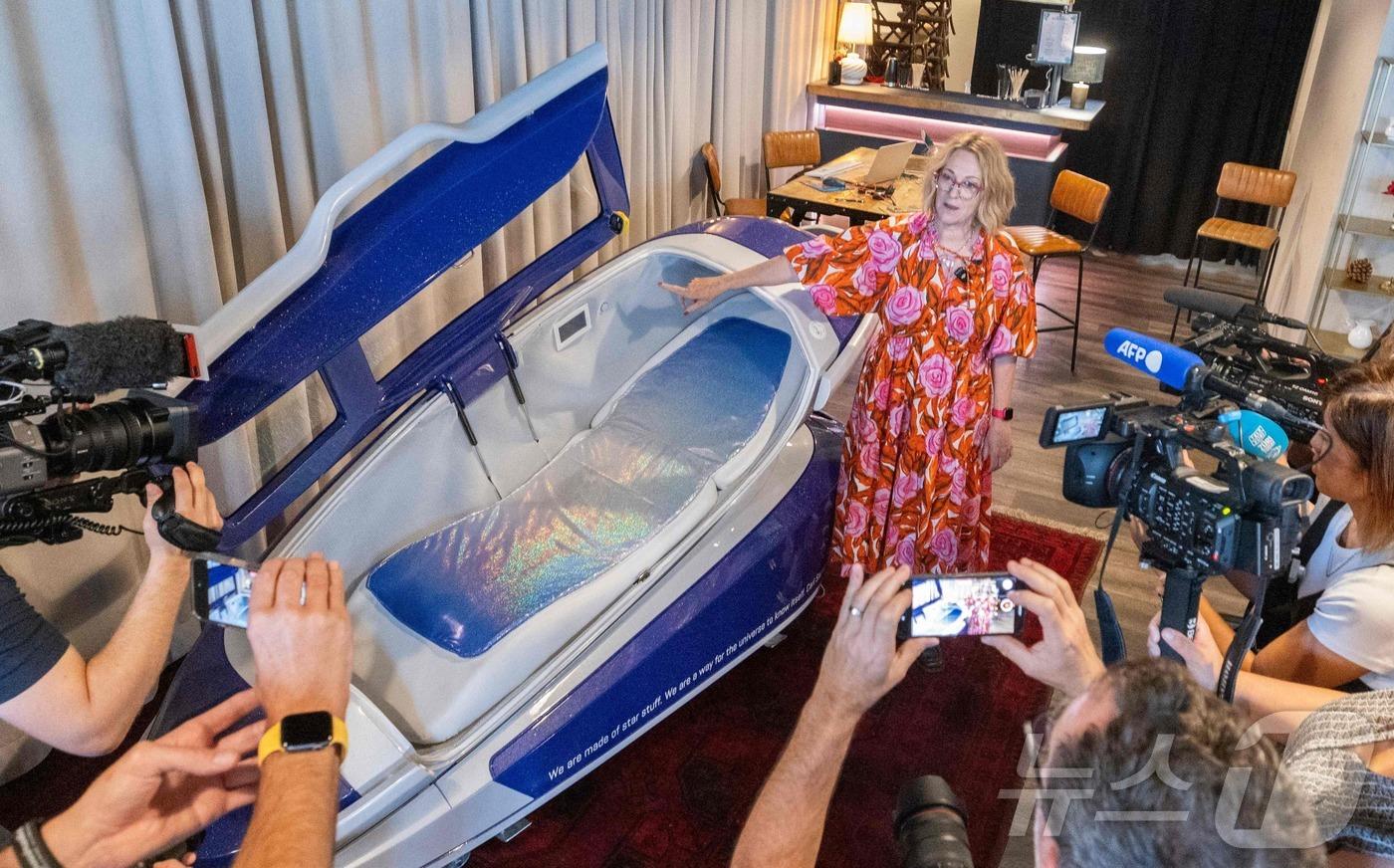 본문 이미지 - 스위스 취리히에서 안락사 단체인 '라스트 리조트' 관계자가 조력사 캡슐을 가리키고 있다. '사르코'라는 이름의 이 캡슐 안에 사람이 들어가 스위치를 누르면 내부에 질소 가스가 나와 의식을 잃고 사망하게 된다. 2024.07.17. ⓒ AFP=뉴스1 ⓒ News1 장시온 기자