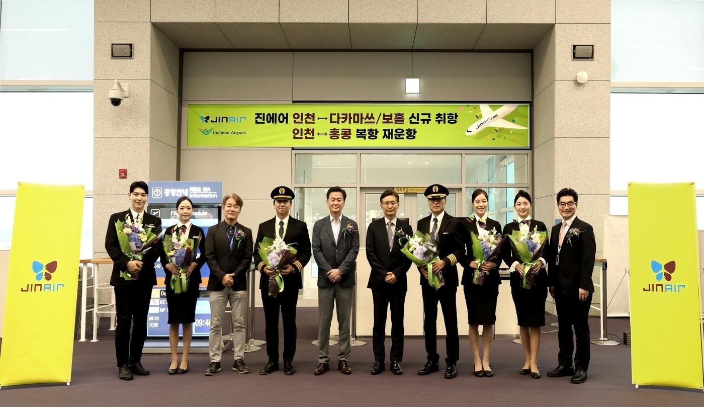 박병률 진에어 대표(왼쪽으로부터 6번째)와 임직원들이 기념 사진을 촬영하고 있다(진에어 제공)