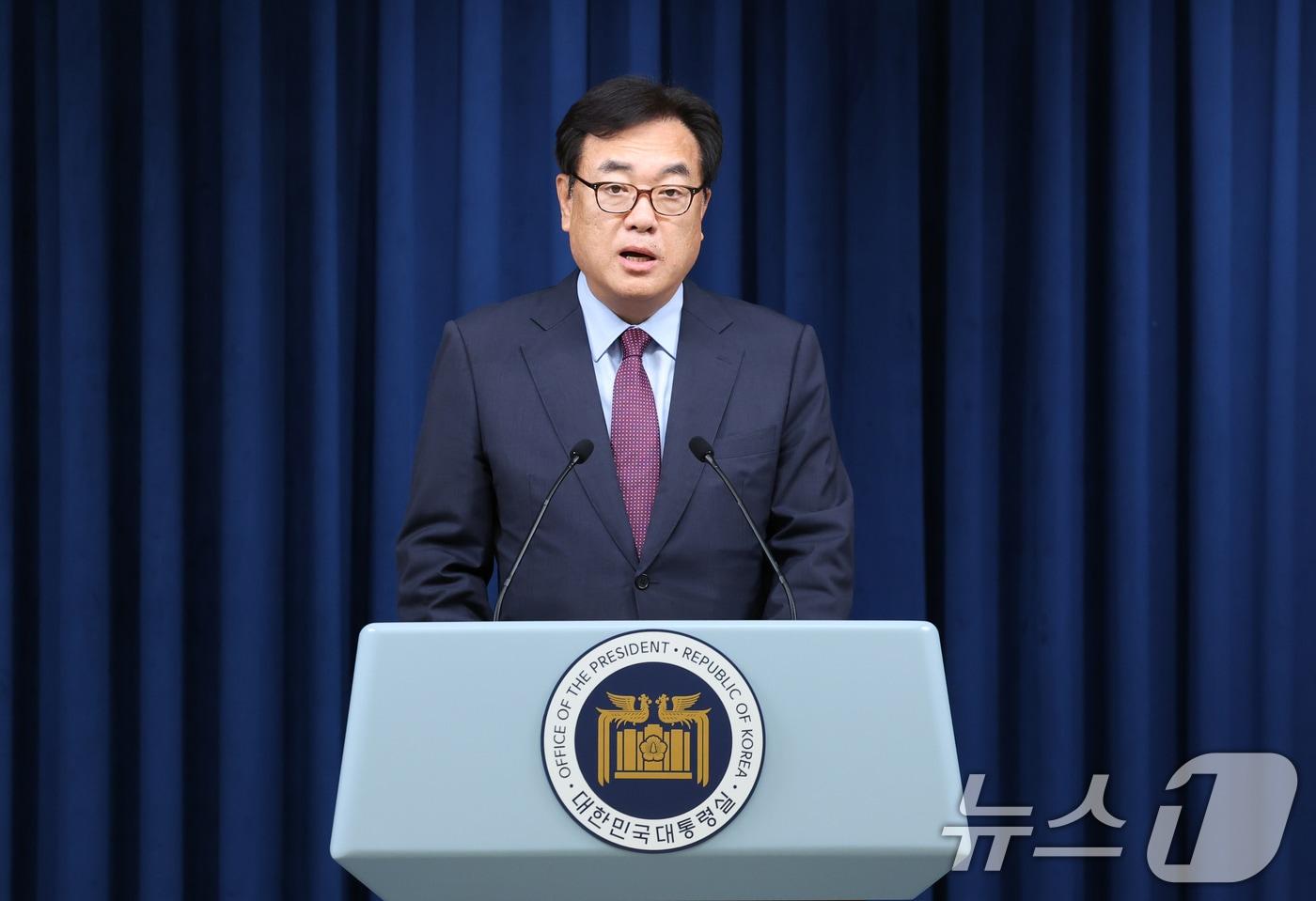 본문 이미지 - 정진석 대통령비서실장이 18일 서울 용산 대통령실청사 브리핑룸에서 열린 인사브리핑에서 유상임 과학기술정보통신부 장관 후보자를 소개하고 있다. 2024.7.18/뉴스1 ⓒ News1 송원영 기자