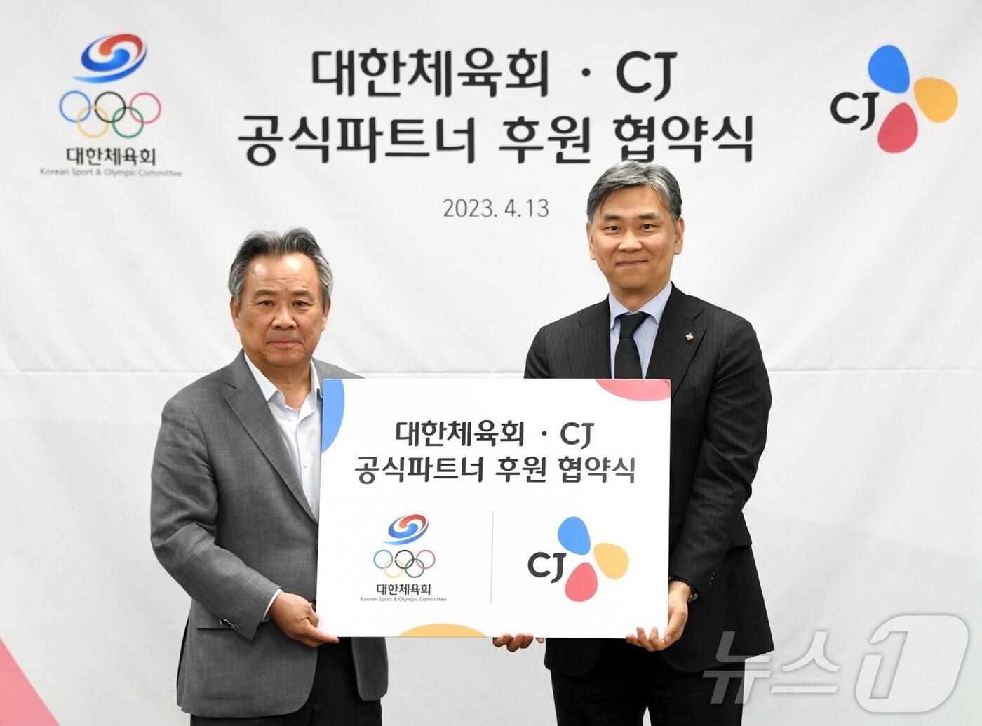 본문 이미지 - 이기흥 대한체육회장(왼쪽)과 김홍기 CJ 대표이사가 공식 파트너 후원 협약을 맺은 뒤 기념 촬영을 하고 있다. (스포티즌 제공)
