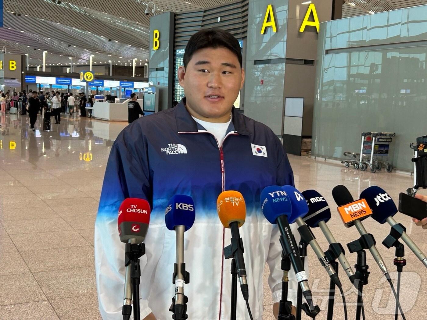 본문 이미지 -  파리올림픽 남자 유도대표팀 김민종 선수가 18일 오전 인천국제공항 2터미널에서 출국에 앞서 인터뷰를 하고 있다. 2024.7.18/뉴스1 ⓒ News1 문대현 기자