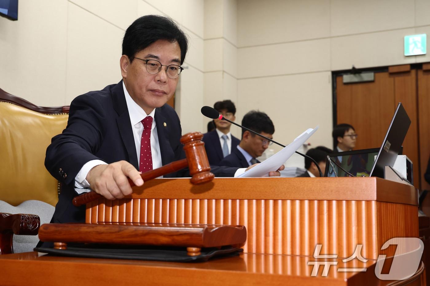 본문 이미지 - 송언석 국회 기획재정위원장이 18일 오전 서울 여의도 국회에서 열린 기재위 전체회의에서 의사봉을 두드리고 있다. 이날 회의에서는 강민수 국세청장 후보자에 대한 인사청문보고서가 채택됐다. 2024.7.18/뉴스1 ⓒ News1 김민지 기자