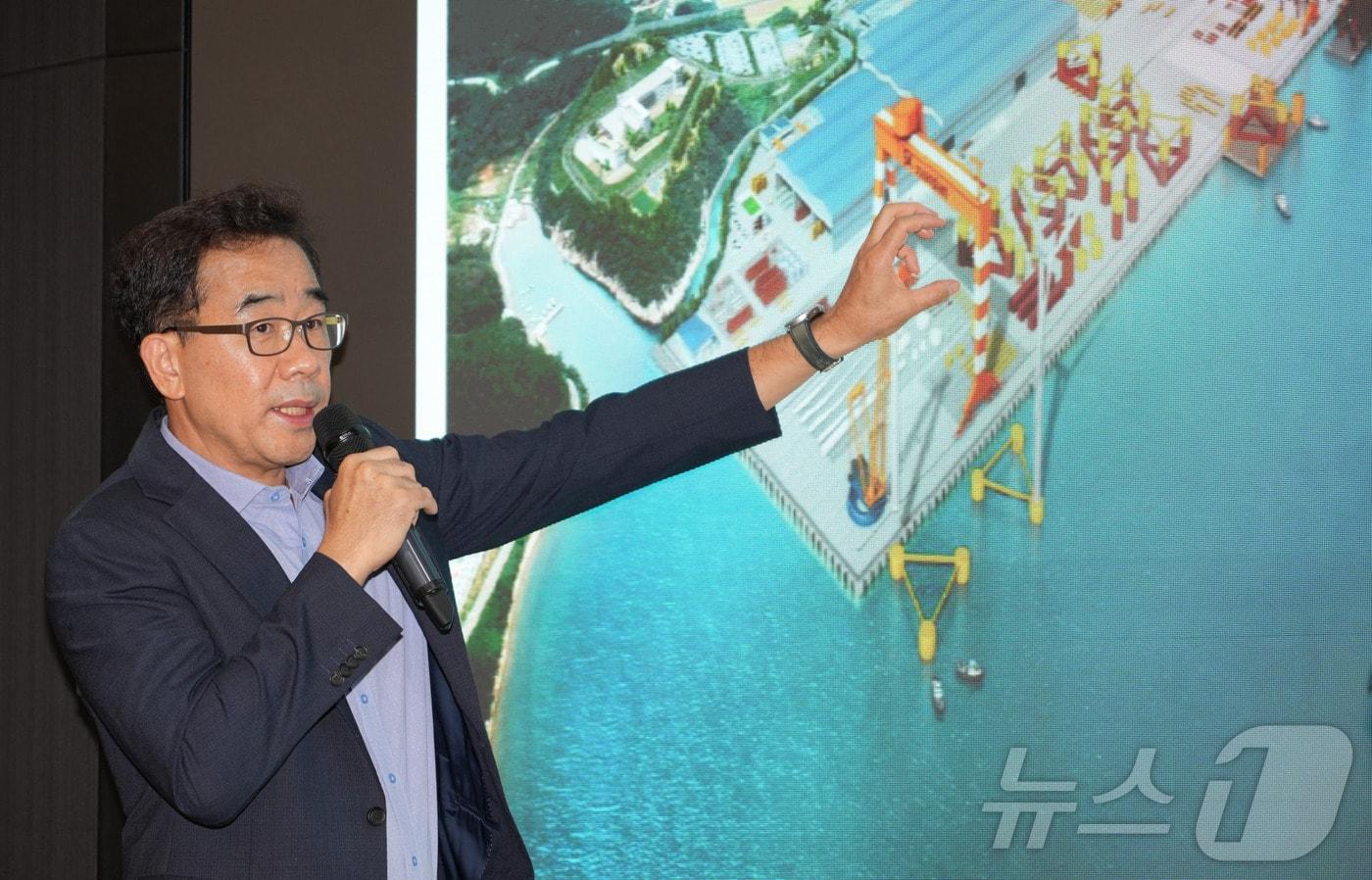 17일 이승철 SK오션플랜트 대표이사가 서울 여의도에서 기업설명회를 열고 경남 고성 양촌·용정일반산업단지 건설 계획 및 향후 목표를 설명하고 있다.(SK오션플랜트 제공)