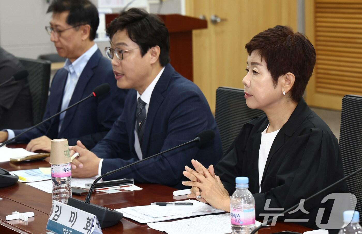 방송인 김미화 씨가 18일 오전 서울 여의도 국회 의원회관에서 열린 '이진숙 방송통신위원장 후보 언론탄압 국회 증언대회'에 참석해 자리하고 있다. 2024.7.18/뉴스1 ⓒ News1 김민지 기자