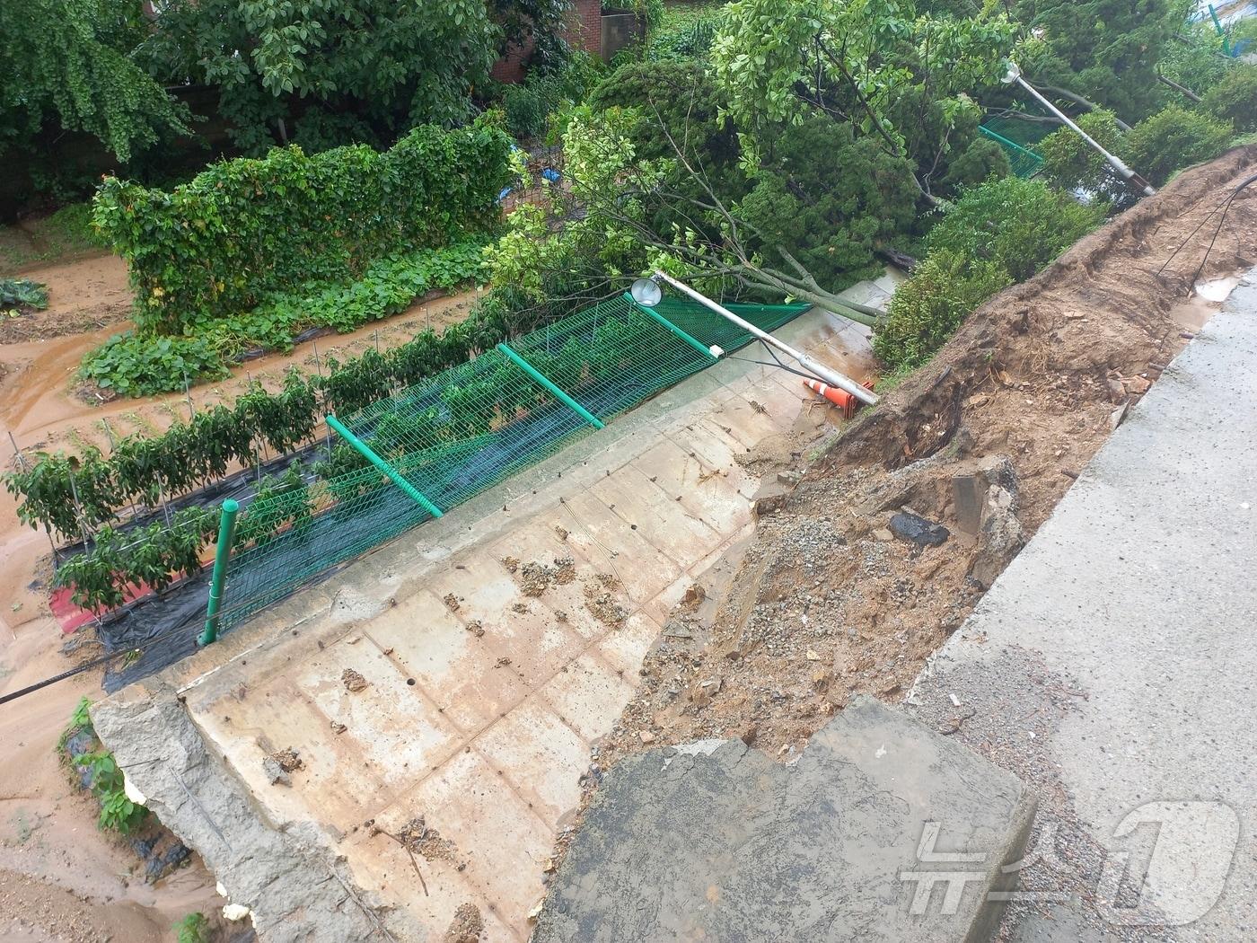 본문 이미지 - 18일 오전 10시 3분쯤 인천시 강화군 갑곳리의 한 아파트 화단 외벽이 계속되는 비에 통째로 탈락하는 사고가 발생했다.(인천소방본부 제공)2024.7.18/뉴스 ⓒ News1 박소영 기자