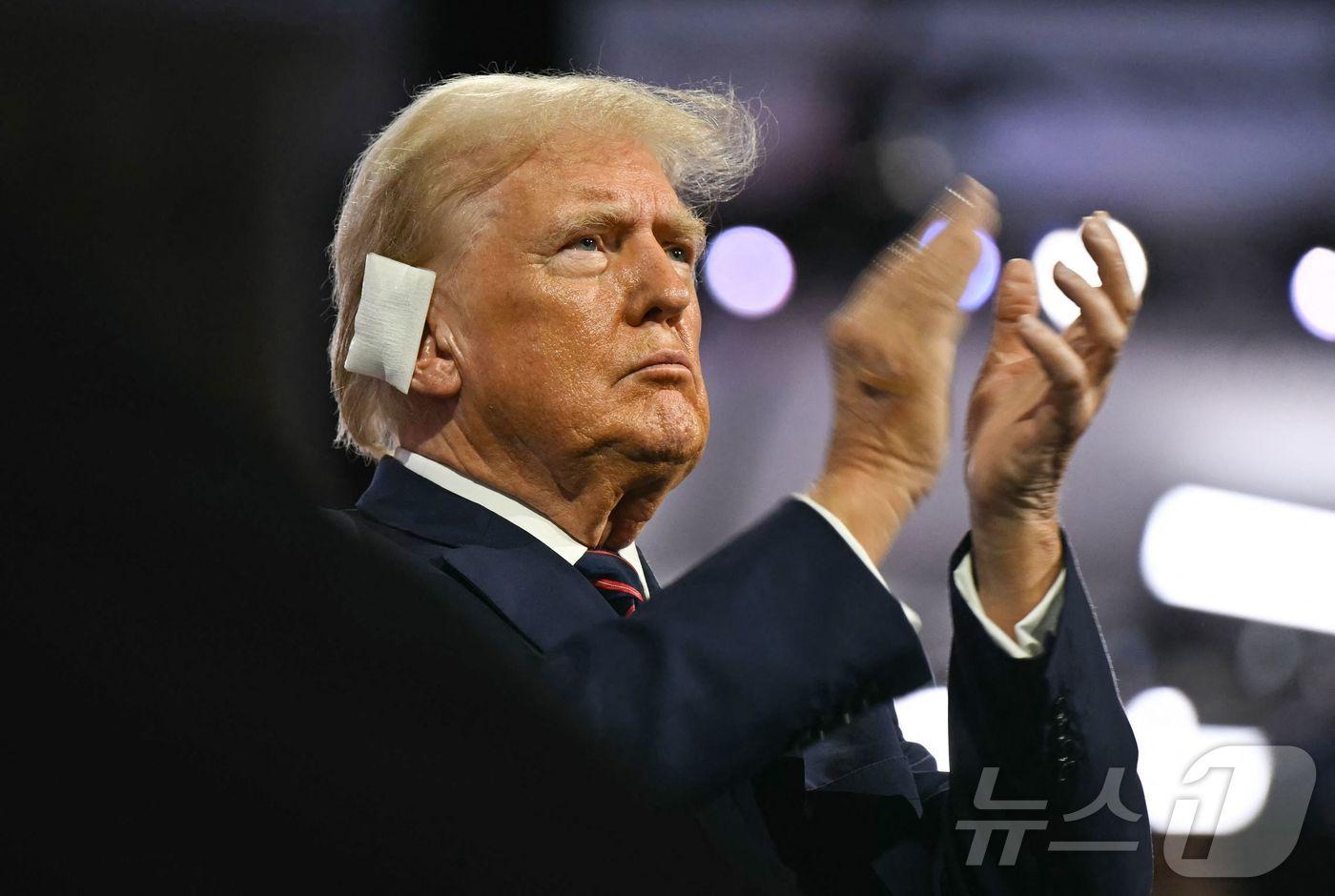 도널드 트럼프 전 미국 대통령이 17일(현지시간) 위스콘신주 밀워키에서 열린 공화당 전당대회 셋째 날 행사서 전사 병사 추모 중 박수를 치고 있다. 2024.07.18 ⓒ AFP=뉴스1 ⓒ News1 우동명 기자