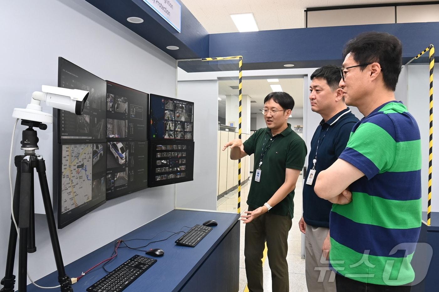 본문 이미지 - ETRI 연구진이 AI CCTV 데자뷰 기술에 관해 논의하고 있다. (전자통신연 제공)/뉴스1