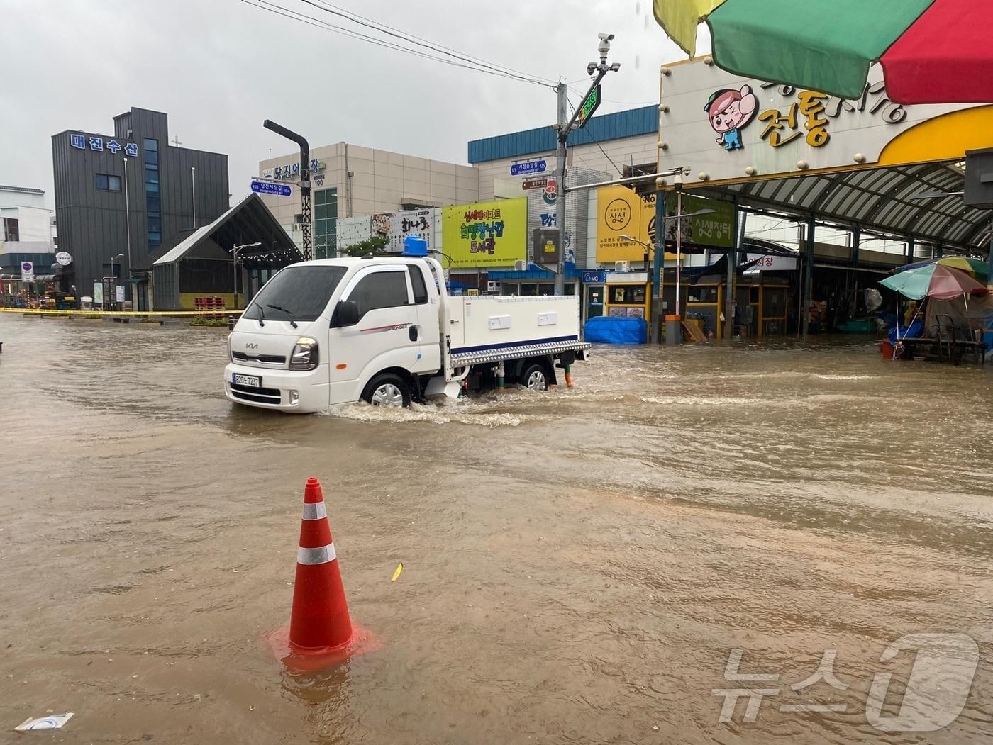 본문 이미지 - 중부지방에 폭우가 내리고 있는 18일 충남 당진전통시장이 침수 돼있다. (당진시 제공)2024.7.18/뉴스1 ⓒ News1 최형욱 기자