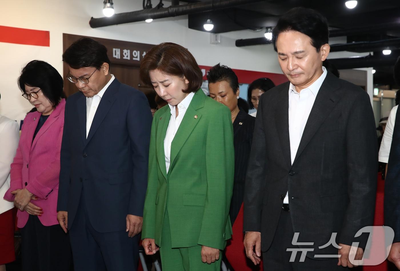본문 이미지 - 윤상현(왼쪽 두번째부터), 나경원, 원희룡 국민의힘 당대표 후보들이 18일 오전 서울 여의도 당사에서 열린 서울시당 여성대회에 참석해 묵념하고 있다. 2024.7.18/뉴스1 ⓒ News1 이광호 기자