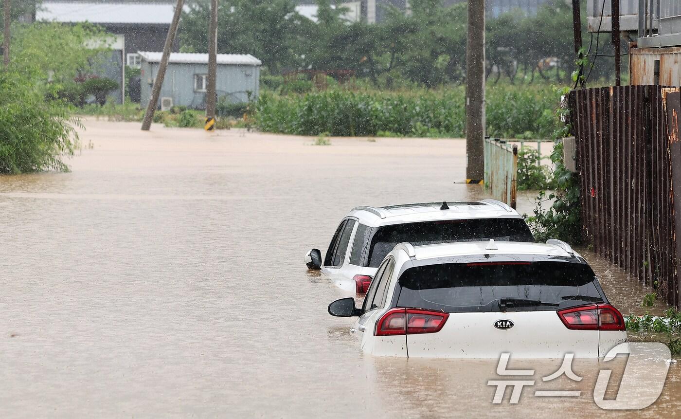 경기 파주시 월롱면의 한 컨테이너 제작공장이 침수돼 주차된 차량이 물에 잠겨 있다.  2024.7.18/뉴스1 ⓒ News1 김진환 기자