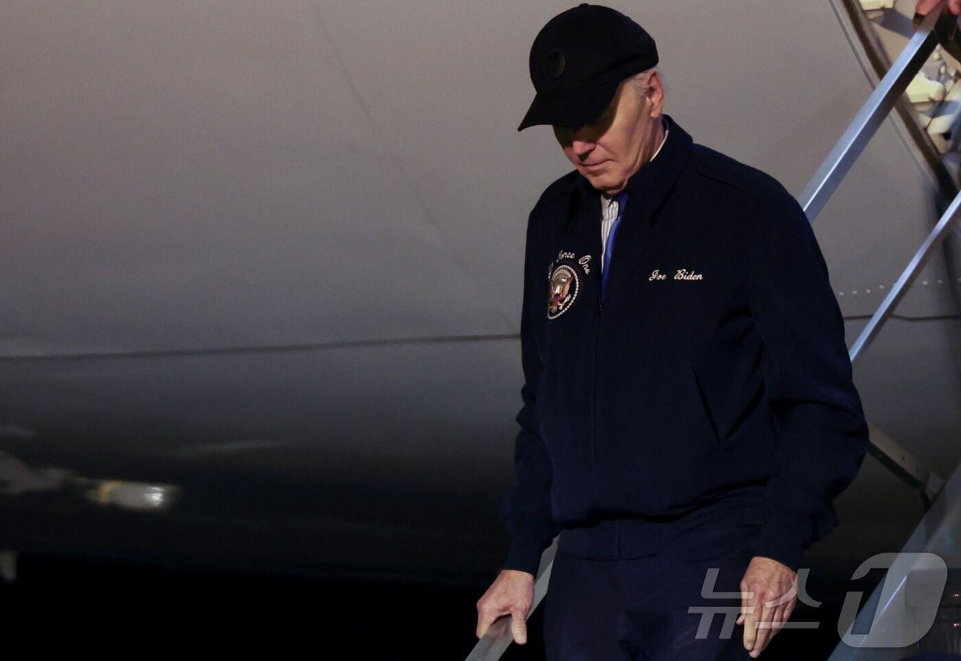 본문 이미지 - 조 바이든 미국 대통령이 17일(현지시간) 델라웨어주 도버에 있는 공군 기지에 도착해 전용기를 내리고 있다. 2024.07.18 ⓒ 로이터=뉴스1 ⓒ News1 우동명 기자