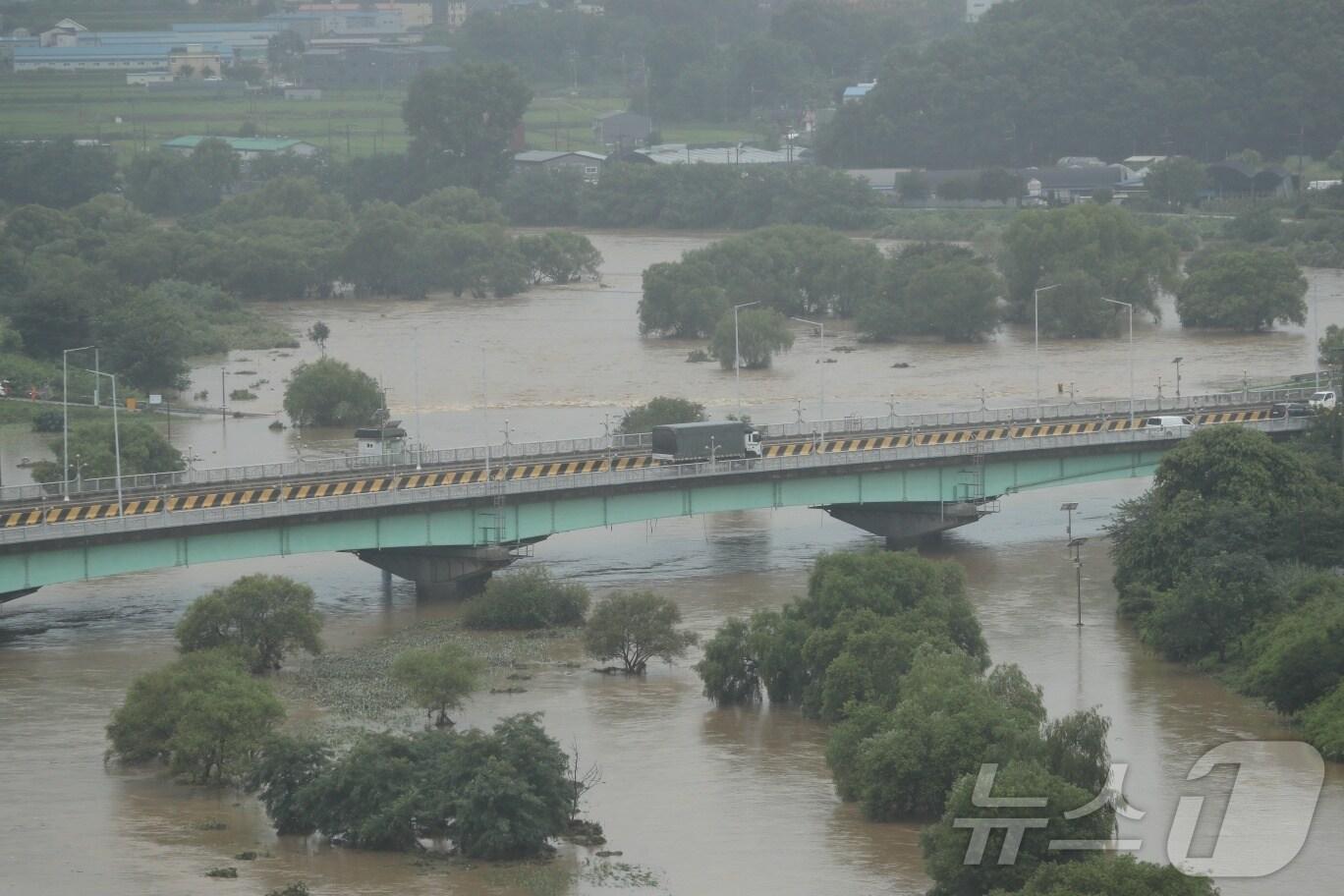 본문 이미지 - 수도권 지역에 많은 비가 내린 18일 오후 경기 오산시 오산천이 폭우로 인해 범람해 있다. 2024.7.18/뉴스1 ⓒ News1 김영운 기자