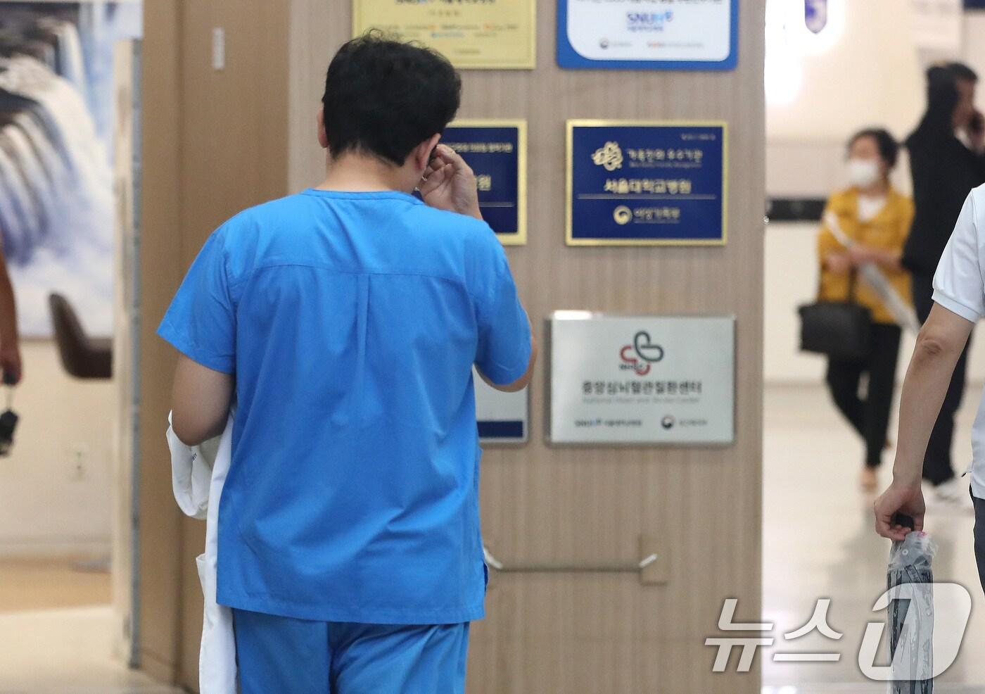본문 이미지 - 18일 서울의 한 대학병원에서 의료진이 오가고 있다. 2024.7.18/뉴스1 ⓒ News1 임세영 기자