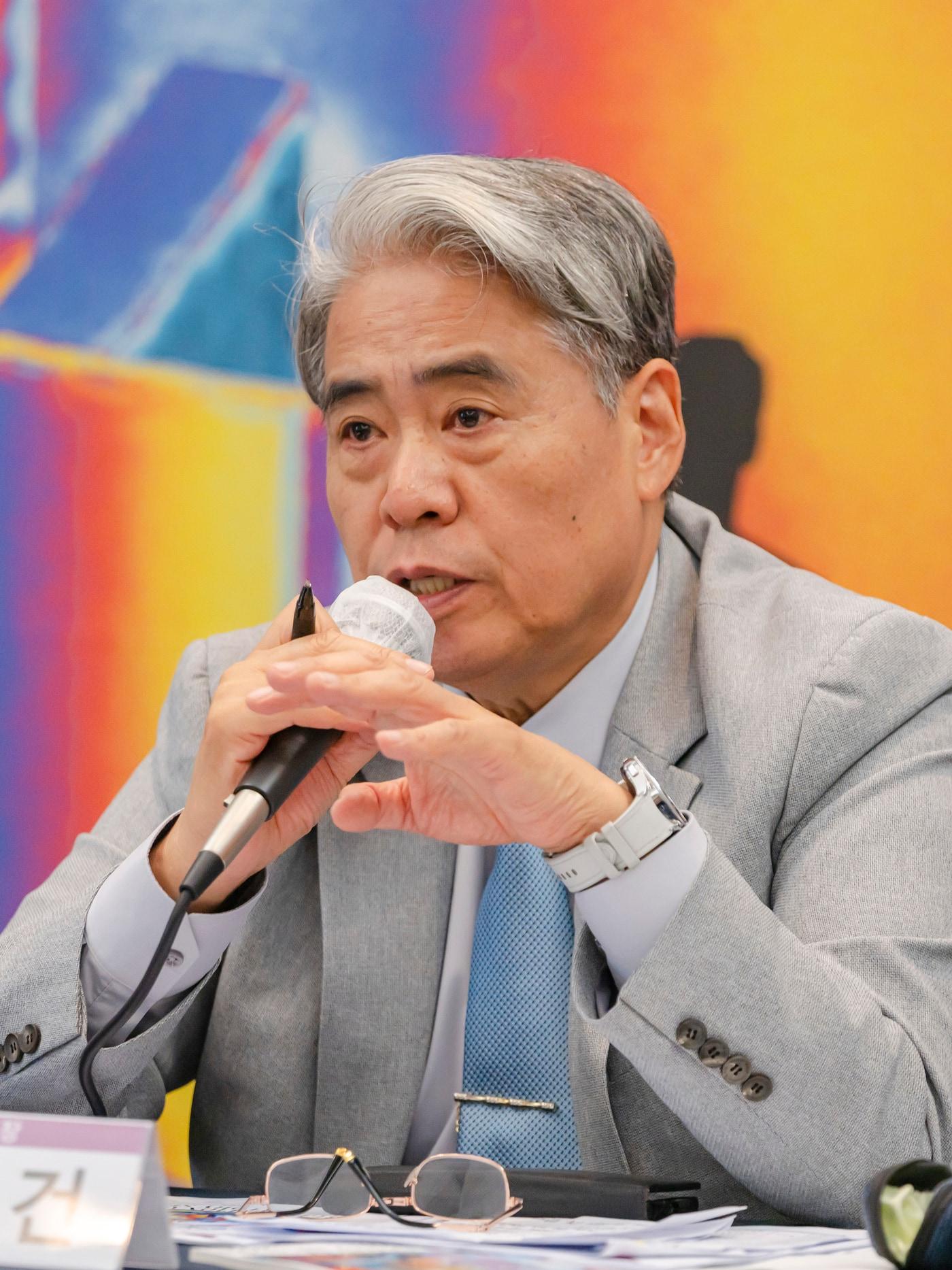 본문 이미지 - 18일 서울 중구 프레스센터에서 열린 '2024~2025 국립극장 레퍼토리 시즌' 기자간담회에서 박인건 국립극장장이 발언하고 있다.(국립극장 제공)