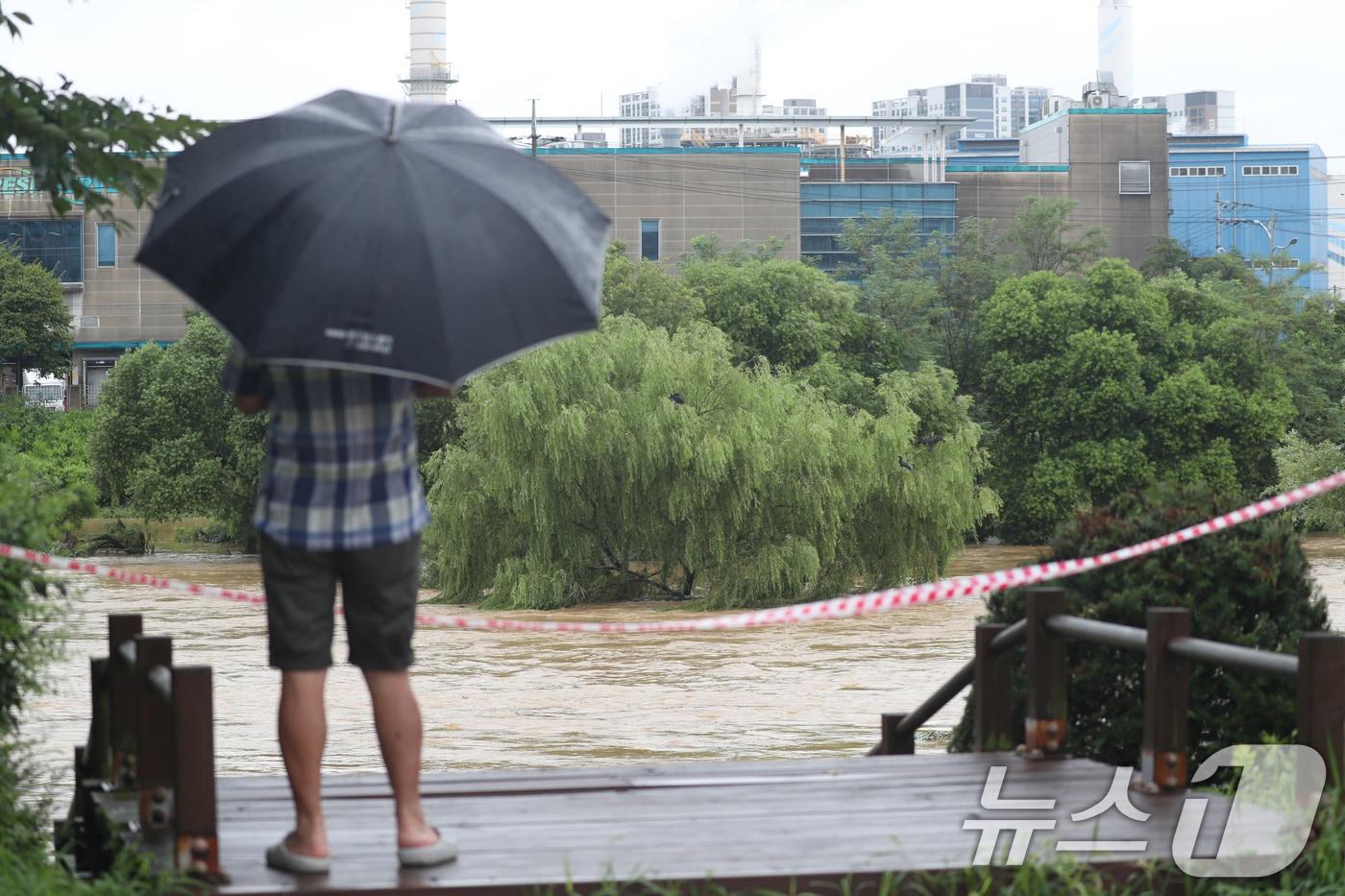 본문 이미지 - 수도권 지역에 많은 비가 내린 18일 오후 경기 오산시 오산천이 폭우로 인해 범람해 있다. 2024.7.18/뉴스1 ⓒ News1 김영운 기자