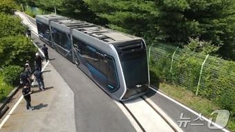 본문 이미지 - 대전교통공사 외삼차량기지에 입고된 트램이 관절 장치 성능 시험 전 급곡선 통과 예비 주행을 하고 있는 모습.(대전교통공사 제공)/뉴스1