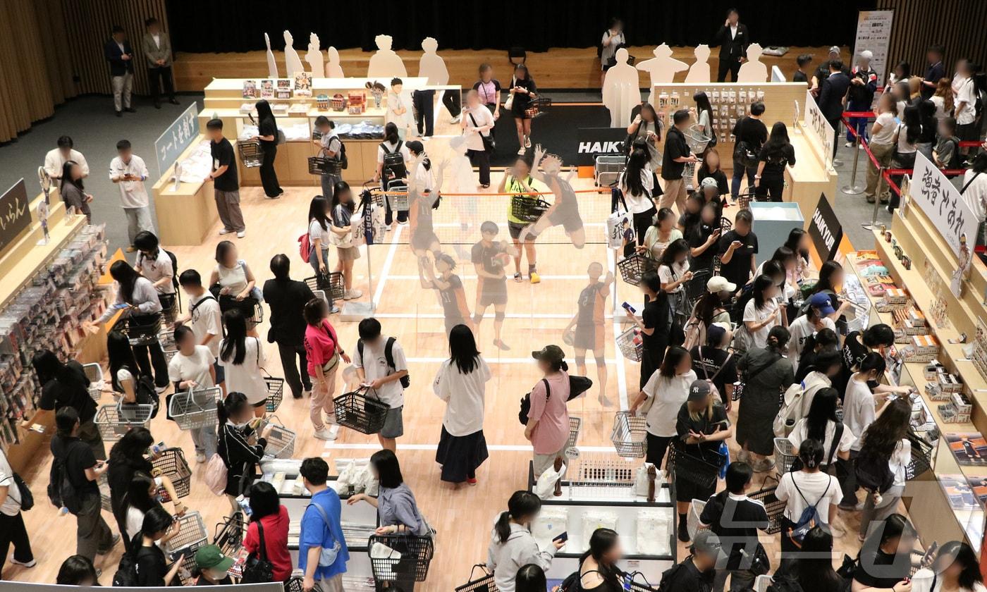 대구신세계백화점은 오는 28일까지 8층 문화홀에서 일본 인기 애니메이션 ‘하이큐' 팝업스토어를 운영한다. 사진은 매장은 찾은 고객들이 하이큐 관련 상품을 구입하는 모습.(대구신세계백화점 제공)