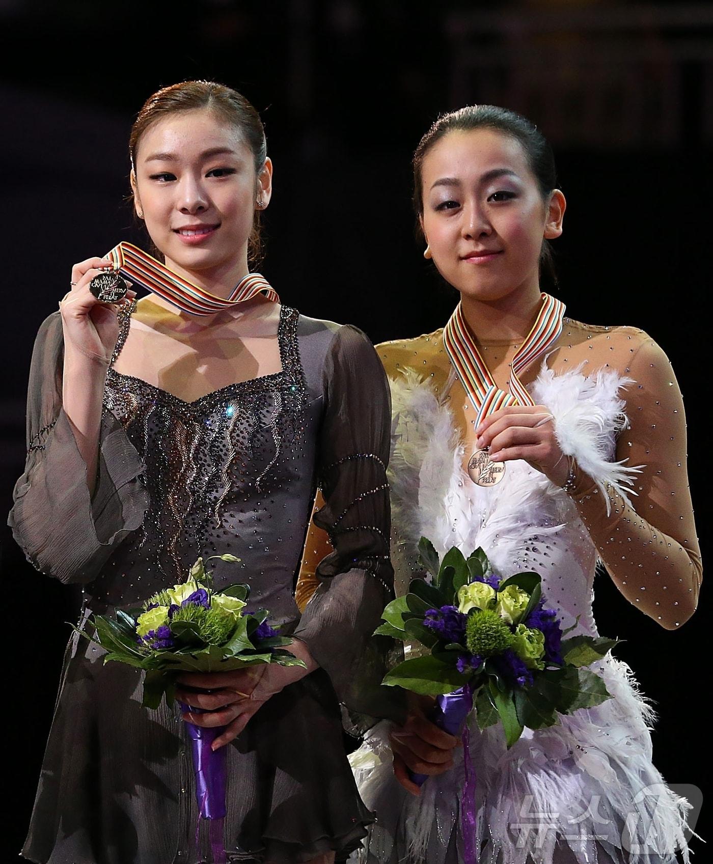 본문 이미지 - 전 피겨 스케이팅 국가대표 선수 김연아(왼쪽)와 일본의 아사다 마오. ⓒ AFP=News1