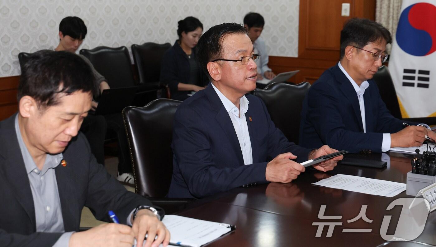 본문 이미지 - 최상목 경제부총리 겸 기획재정부 장관이 18일 서울 종로구 정부서울청사에서 열린 부동산 관계장관회의에서 모두발언을 하고 있다. 2024.7.18/뉴스1 ⓒ News1 허경 기자