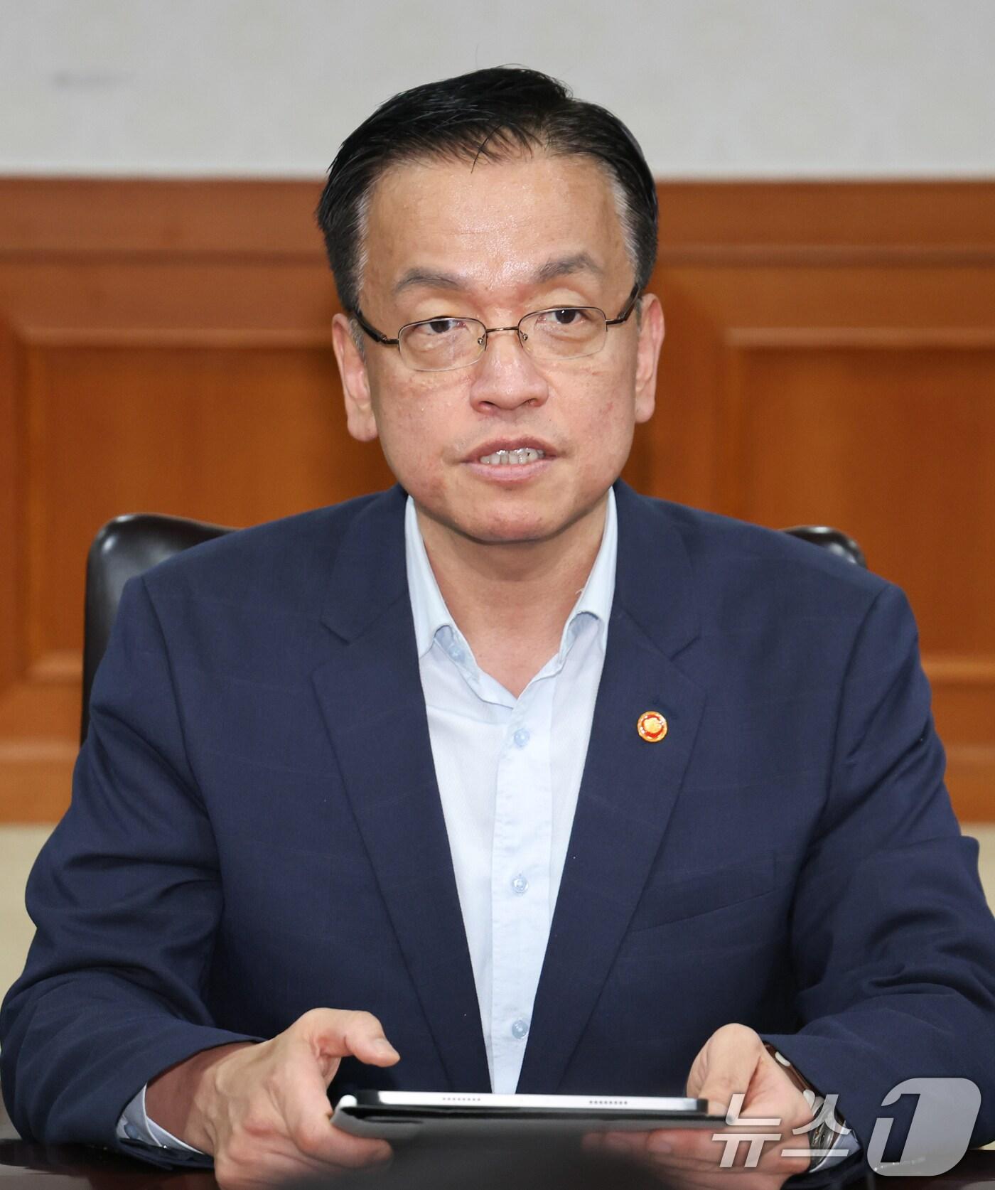 본문 이미지 - 최상목 경제부총리 겸 기획재정부 장관이 18일 서울 종로구 정부서울청사에서 열린 부동산 관계장관회의에서 모두발언을 하고 있다. 2024.7.18/뉴스1 ⓒ News1 허경 기자