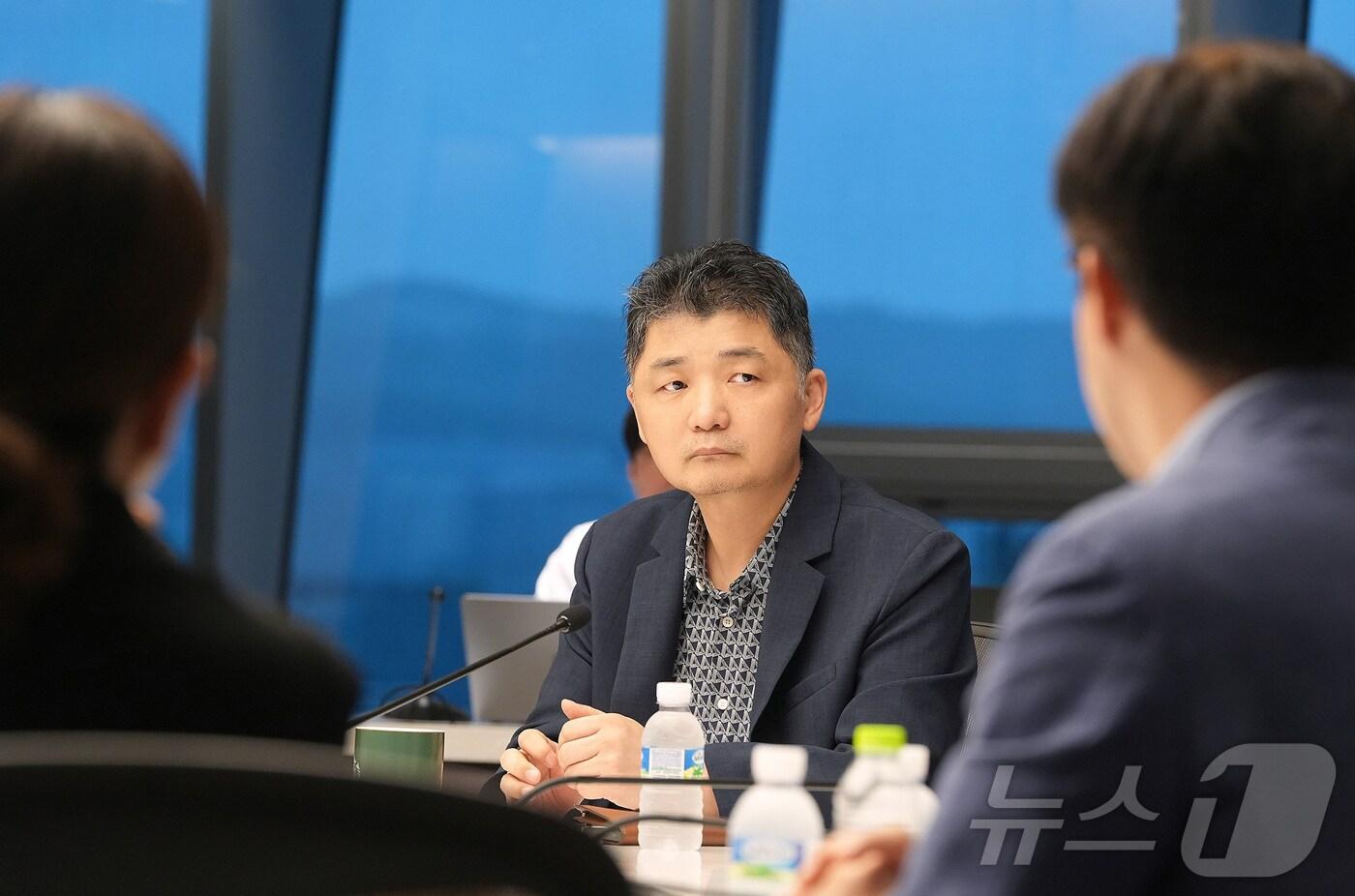 본문 이미지 - 김범수 카카오 CA협의체 공동의장 겸 경영쇄신위원장이 18일 경기도 성남시 카카오판교아지트에서 임시 그룹협의회를 주재하고 있다. (카카오 제공) 2023.11.20/뉴스1