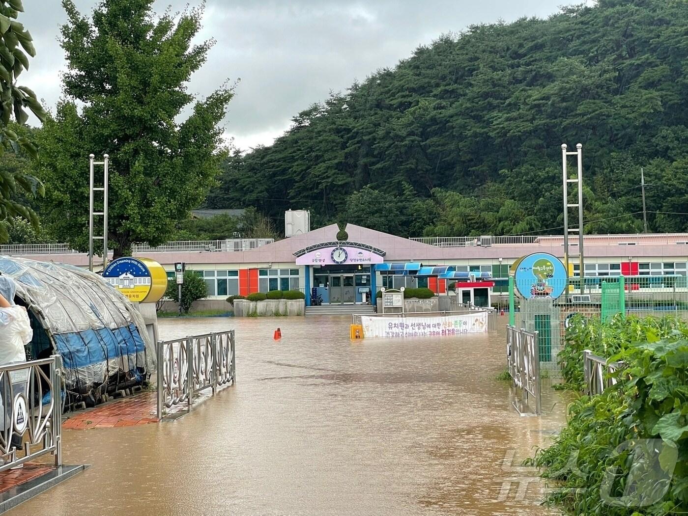 본문 이미지 - 폭우로 침수된 당진 용연동 용연유치원. &#40;당진시 제공&#41; / 뉴스1