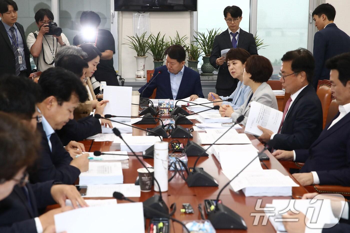 본문 이미지 - 권영진 국회 국토법안심사소위원장이 18일 오후 서울 여의도 국회에서 열린 국토법안심사소위원회에서 전세사기피해자 지원 및 주거안정에 관한 특별법 일부개정법률안을 상정하고 있다. 2024.7.18/뉴스1 ⓒ News1 이광호 기자