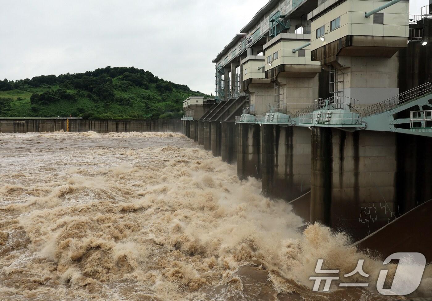 경기 북부에 폭우가 내려 임진강과 한탕강 일대 곳곳에 홍수특보가 발령된 18일 오후 경기 연천군 군남댐에서 수문이 열려 많은 물이 방류되고 있다. 2024.7.18/뉴스1 ⓒ News1 김진환 기자