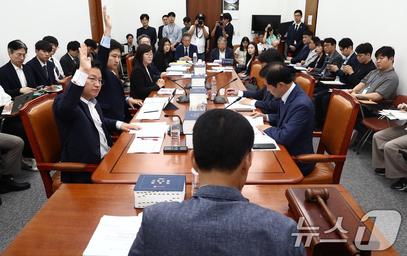 본문 이미지 - 국회 환경노동위원회 여당 간사인 김형동 의원 등이 18일 서울 여의도 국회에서 열린 환노위 안건조정위원회 회의에서 노란봉투법 논의에 관한 언론 비공개에 반대하며 손을 들어보이고 있다. 2024.7.18/뉴스1 ⓒ News1 김민지 기자