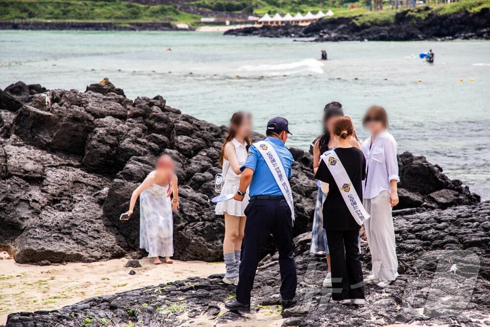 본문 이미지 -  제주해양경찰청은 18일 연안안전의 날을 맞아 도내 해수욕장 등에서 해양안전 문화 확산을 위해 &#39;해양안전 캠페인&#39;을 전개했다.&#40;제주해경청 제공&#41;/뉴스1
