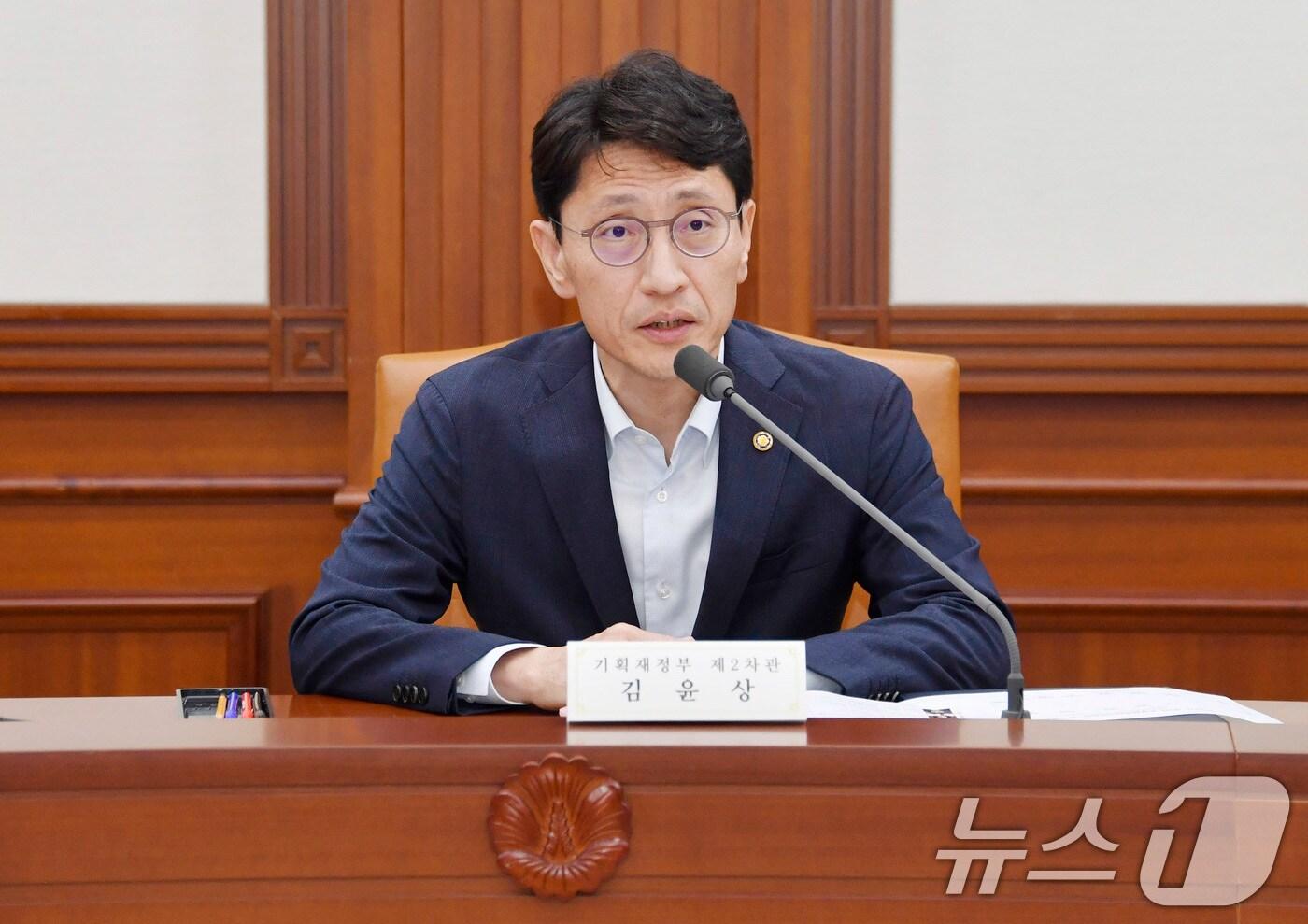 본문 이미지 - 김윤상 기획재정부 차관이 18일 오후 서울 종로구 정부서울청사에서 열린 '2024년 제3차 조달정책심의위원회'에서 모두발언을 하고 있다. (기획재정부 제공) 2024.7.18/뉴스1