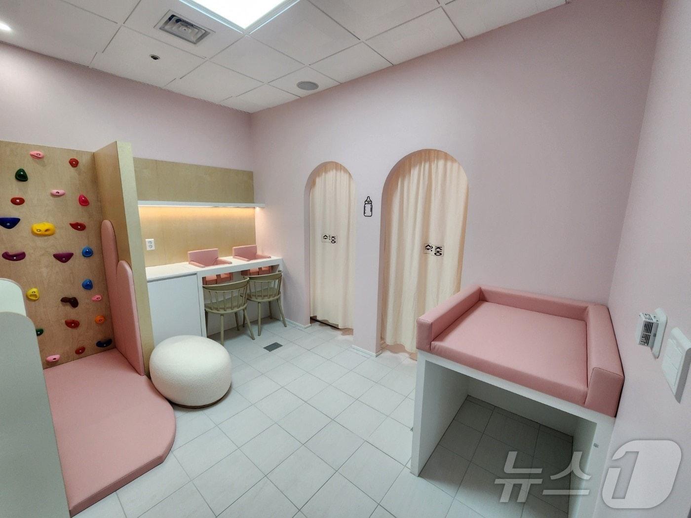 본문 이미지 - 개선된 유아휴게실 내부. (한국공항공사 대구공항 제공)