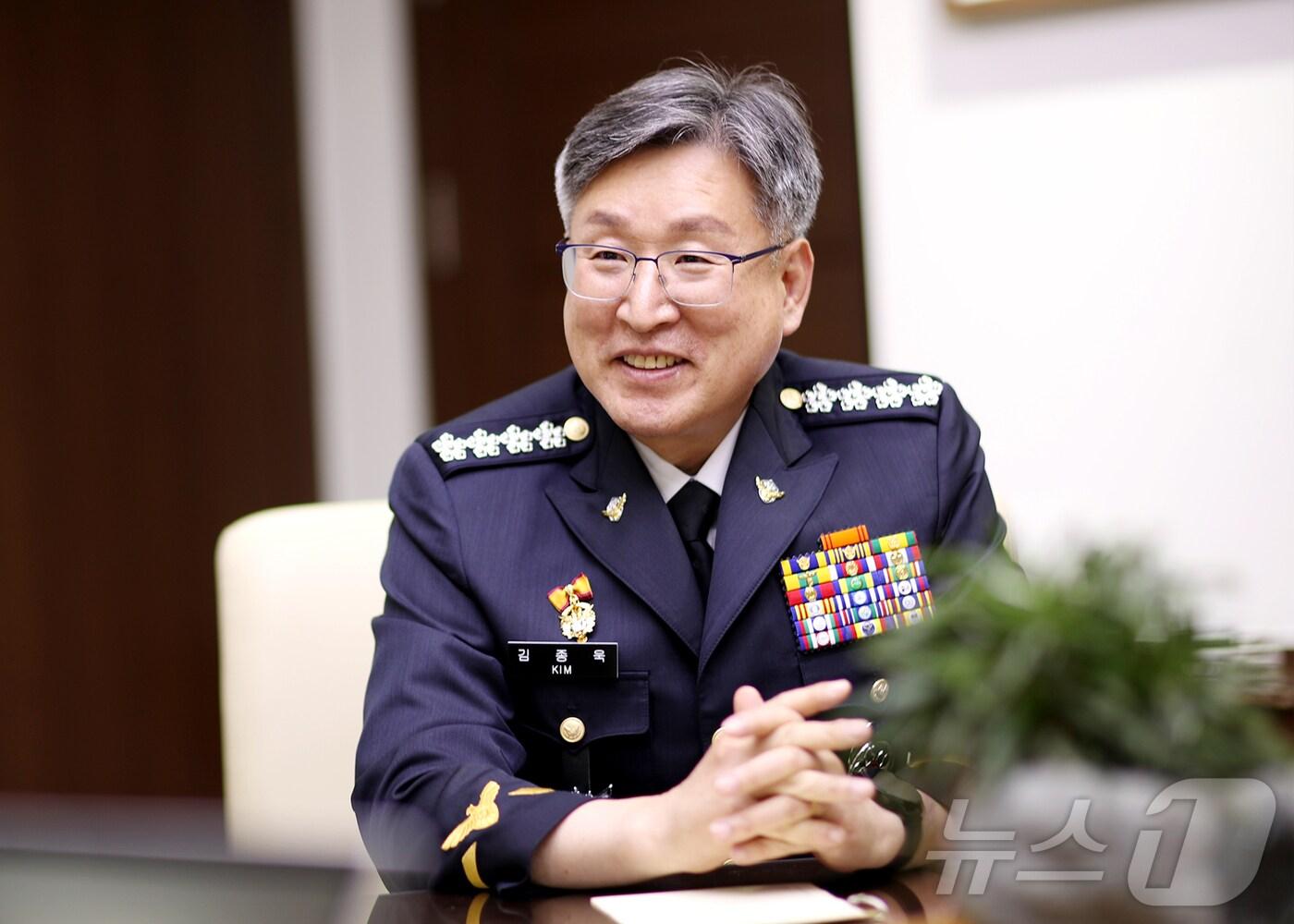 본문 이미지 - 인터뷰 중인 김종욱 해경청장(해경청 제공)