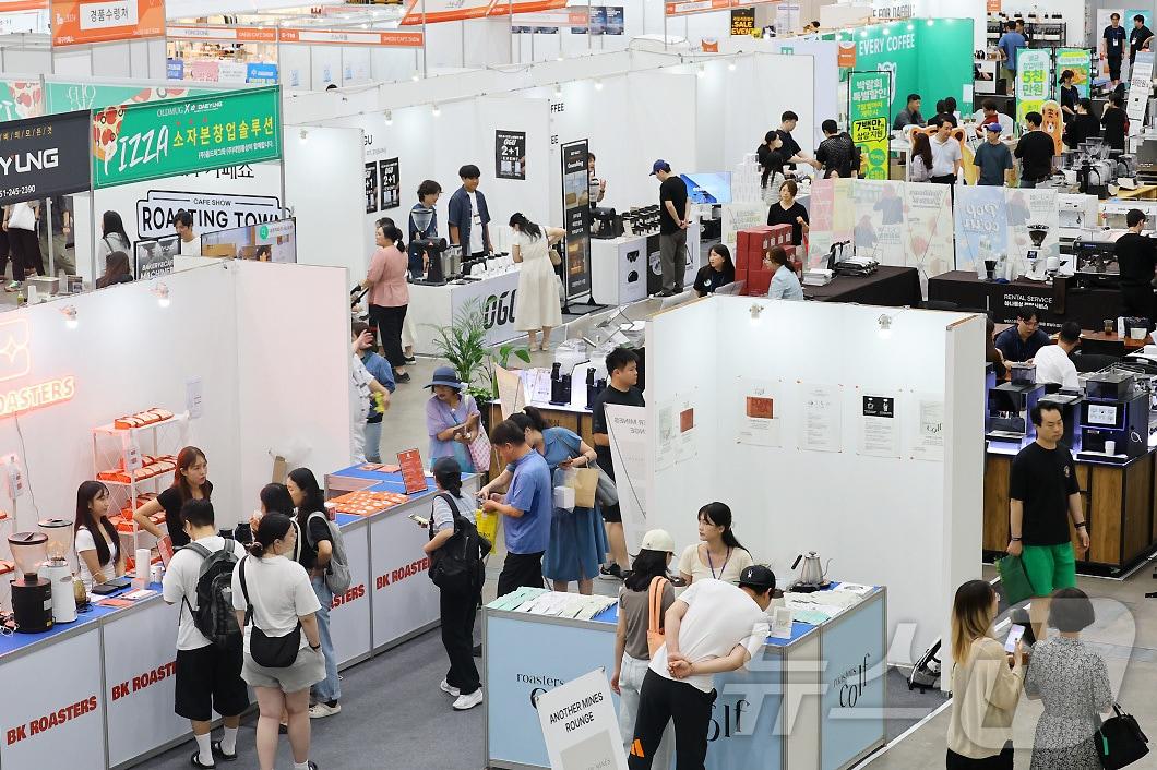 본문 이미지 - '대구 카페쇼'가 18일 엑스코에서 개막했다. 카페산업의 유행 정보와 서비스 교류를 위한 카페쇼는 대구에서 처음이다.(엑스코 제공)