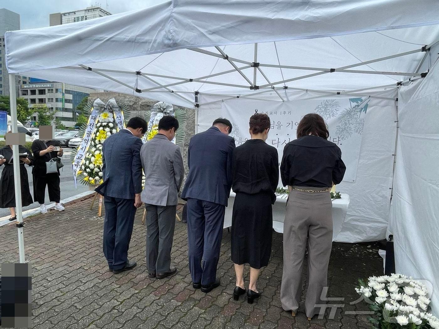 본문 이미지 - 시민들이 18일 대전교육청에 마련된 추모공간에서 1년 전 숨진 서이초 교사를 추모하고 있다. (대전교육청 제공)/뉴스1